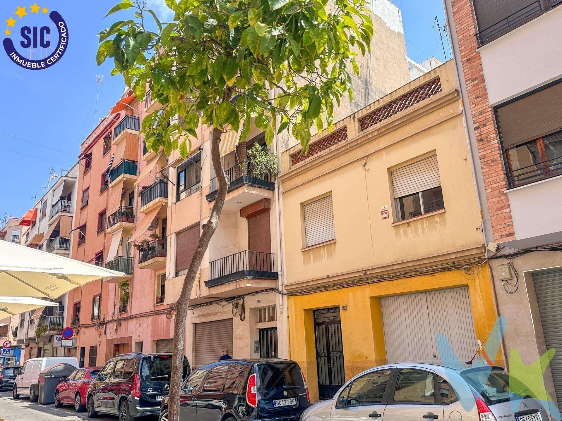 Presentamos una excepcional casa situada en la calle Alcalde Tárrega, que se distribuye en planta baja y dos alturas, ofreciendo un total de 112 metros por planta. La vivienda cuenta con entradas independientes: una para vehículos (anteriormente tenía Vado) y otra principal que da acceso a un hall iluminado por claraboyas estratégicamente ubicadas y un aseo. En la primera planta destacan el amplio comedor de aproximadamente 17 m², la sala de estar superior a los 14 m², así como una cocina generosa; además dispone de tres habitaciones —dos dobles y una simple— acompañadas por un baño completo y aseo adicional. Esta área está adornada con terrazas bien orientadas que aportan luz natural al hogar. Finalmente, el nivel superior alberga otras dos amplias habitaciones junto con sus propias terrazas versátiles para adaptarse según las necesidades del propietario. Vive cómodamente cerca del centro y disfruta de todos los servicios esenciales cercanos tales como supermercados, restaurantes,farmacias y plazas públicas donde poder relajarte. ¡No pierdas esta oportunidad única si tu idea es vivir en una casa!. !Ven a visitarme!. Los metros indicados en la publicación son los reales, habiendo discrepacia entre los registrales y catastrales. Este inmueble es en exclusiva, con lo que le facilitamos cualquier información sobre la vivienda. Por este motivo, solicitamos no molesten al propietario o a los vecinos. . En todos los casos los precios expuestos son más impuestos y gastos derivados de la transmisión del inmueble.