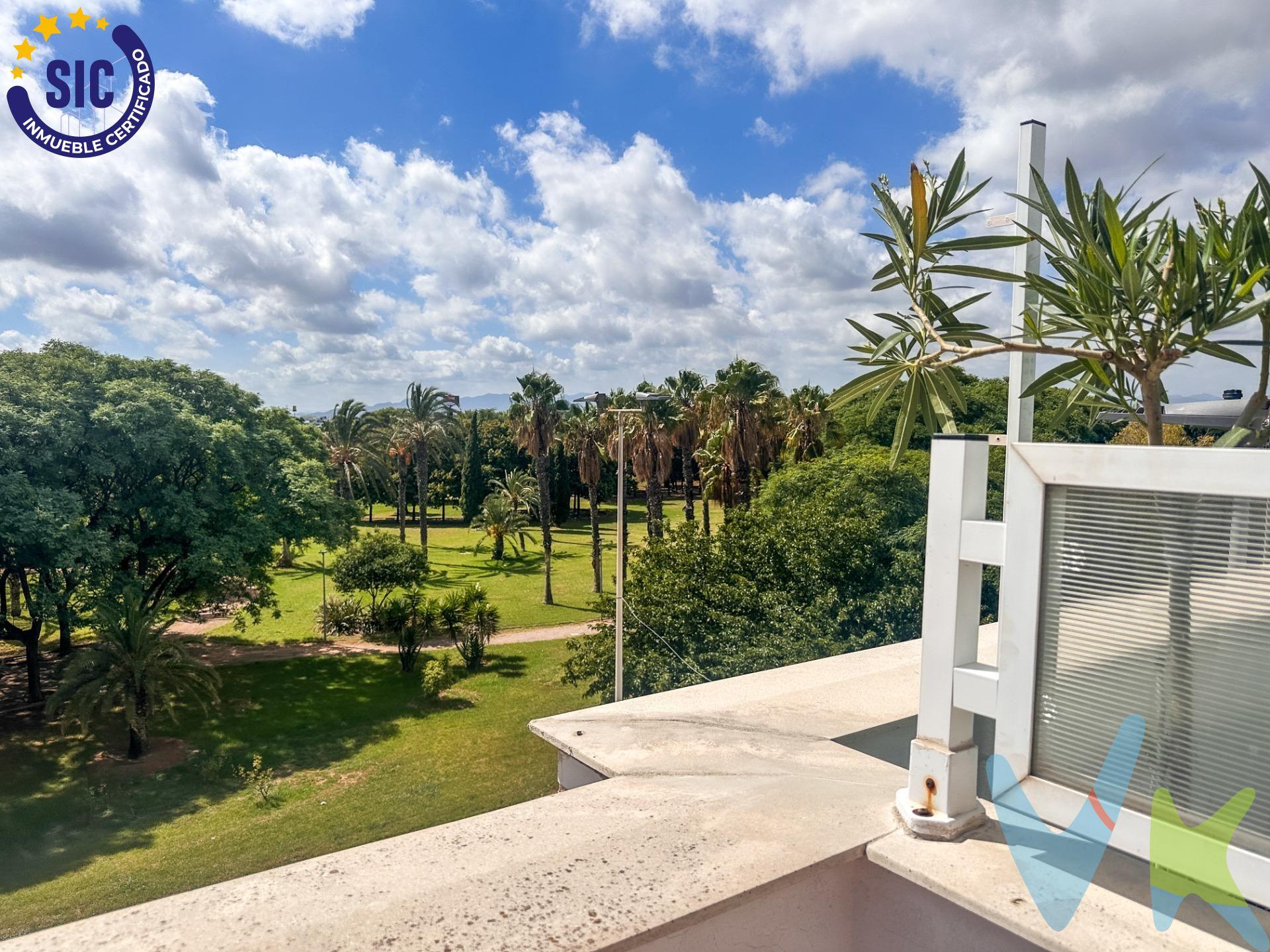 🌟 Si buscas un hogar amplio, luminoso y bien comunicado, este adosado de 3 alturas en Castellón es perfecto para ti y tu familia. Situado junto al Centro Comercial La Salera y la zona deportiva Gaetà Huguet, combina comodidad, espacio y una ubicación inmejorable. 📐 Distribución de la vivienda:. Planta baja: garaje con capacidad para 2/3 vehículos. Planta 1: amplio salón-comedor de 22 m² , cocina independiente con salida a una terraza de 10 m² y 1 baño completo. Planta 2: 2 habitaciones dobles con armario empotrado y un baño completo. Planta 3: 1 habitación diáfana con una gran terraza orientada al sur y vistas al parque. . ✅ Características destacadas:. Superficie útil: 149 m² | Construida: 177 m². 3 habitaciones y 2 baños completos. Garaje privado + parking incluido. 2 terrazas perfectas para disfrutar del aire libre. Aire acondicionado, gas ciudad y armarios empotrados. Buhardilla y galería. Vivienda lista para entrar a vivir. 📍 Ubicación estratégica:. La vivienda se encuentra rodeada de todos los servicios: autobuses, colegios, farmacias, centros médicos y comercios. Además, ofrece fácil acceso al centro de Castellón y a las principales vías de comunicación. ✨ Un adosado diseñado para familias que buscan espacio, terrazas soleadas y la comodidad de tenerlo todo a mano. 📞 ¡Llámanos y ven a visitarlo!