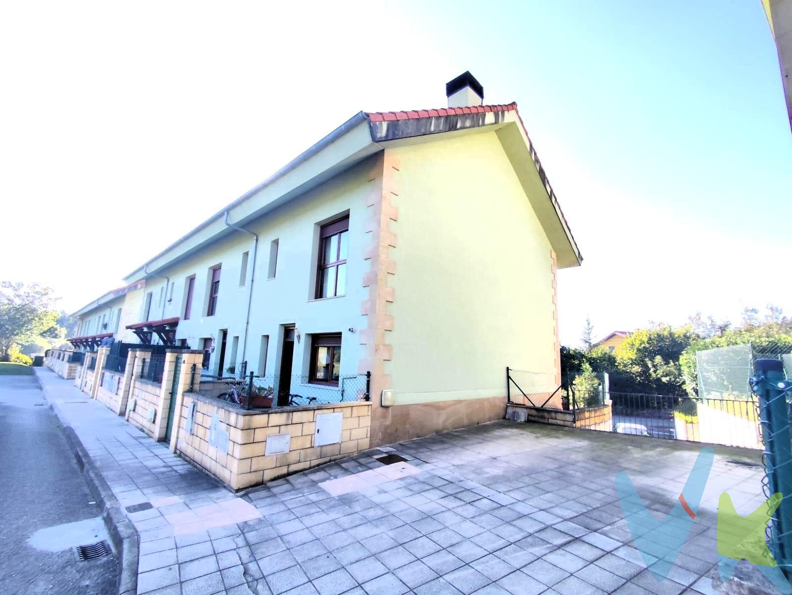 Ponemos a la venta chalet en esquina al cual se accede  a través de una portilla que da paso a una agradable terraza, frente a la puerta principal de la vivienda. En la planta baja encontramos, a la izquierda, un baño con ducha; a la derecha, la cocina; y continuando, el salón-comedor con salida directa al jardín trasero, ideal para disfrutar al aire libre. En la primera planta, se distribuyen tres dormitorios y un baño completo: al subir, a la izquierda el baño, enfrente dos habitaciones y otra más amplia a la izquierda. El ático es un espacio diáfano, luminoso y con buena altura, con dos ventanas velux y capacidad para colocar dos zonas de descanso o despacho. Dispone de dos plazas de garaje de 13 m² cada una y dos trasteros de unos 5 m² aproximadamente cadda uno, con acceso comunitario desde el exterior del chalet. La vivienda se encuntra en perfecto estado aunque seria aconsejable una pequeña actualización para ir acorde a los gustos y necesitadades de cada uno. Una oportunidad para crear un hogar confortable en una casa con gran potencial y mucha luz natural. Gastos de Notaria, Registro e impuestos no están incluidos en el precio.