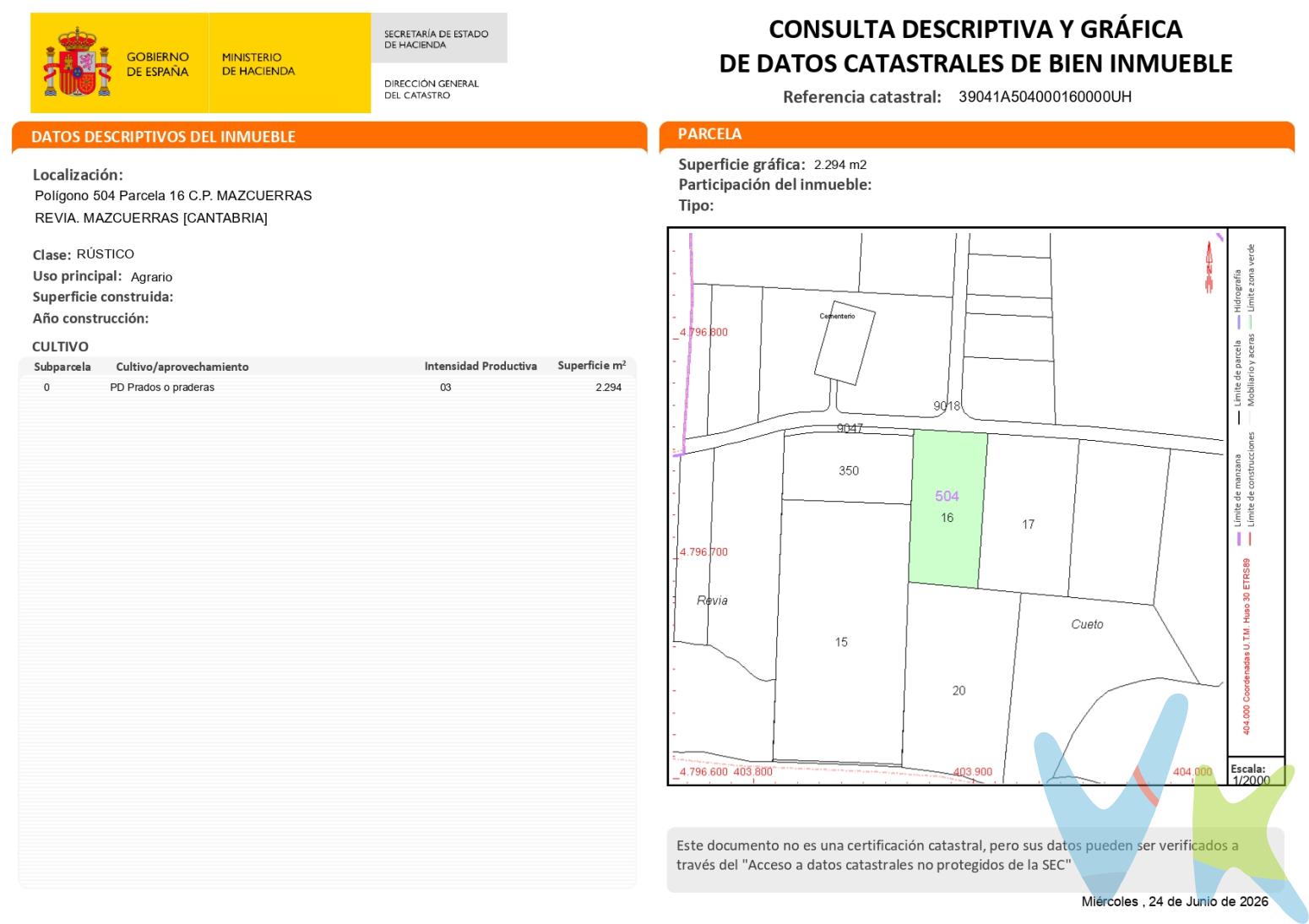 Una oportunidad única para construir una vivienda exclusiva en un entorno natural privilegiado.Se vende finca rústica situada en Villanueva de la Peña (Mazcuerras, Cantabria), con proyecto de vivienda unifamiliar ya aprobado por la CROTU, encontrándose actualmente pendiente únicamente de la licencia municipal.Se trata de una parcela ubicada en un entorno tranquilo, rodeado de naturaleza y con excelentes comunicaciones, ideal tanto para residencia habitual como para segunda vivienda.La venta incluye un proyecto completo de vivienda unifamiliar de una sola planta, con un pequeño altillo, de diseño tradicional, amplios espacios y una excelente integración en el paisaje.La distribución incluye un amplio salón, comedor independiente, cocina, tres dormitorios (uno de ellos tipo suite con baño privado), un segundo baño completo, recibidor, distribuidor, despensa-lavadero, trastero, garaje y un práctico altillo con múltiples posibilidades de uso (despacho, zona de lectura, estudio o espacio de ocio).La vivienda se completa con amplios porches orientados para disfrutar del jardín y del entorno natural durante todo el año, creando una perfecta continuidad entre los espacios interiores y exteriores.La implantación de la vivienda ocupa únicamente el 8 % de la parcela, conservando una gran superficie libre para jardín, zonas de recreo o paisajismo, un importante valor añadidoNo se trata simplemente de una finca rústica.El proyecto ya ha superado una parte muy importante de la tramitación administrativa al contar con la aprobación de la CROTU, quedando pendiente únicamente la obtención de la licencia municipal para continuar con el proceso.Esto supone un importante ahorro de tiempo y gestiones para el futuro propietario.Si busca un lugar donde construir una vivienda singular en uno de los entornos más bonitos de Cantabria, esta finca representa una excelente oportunidad. 
