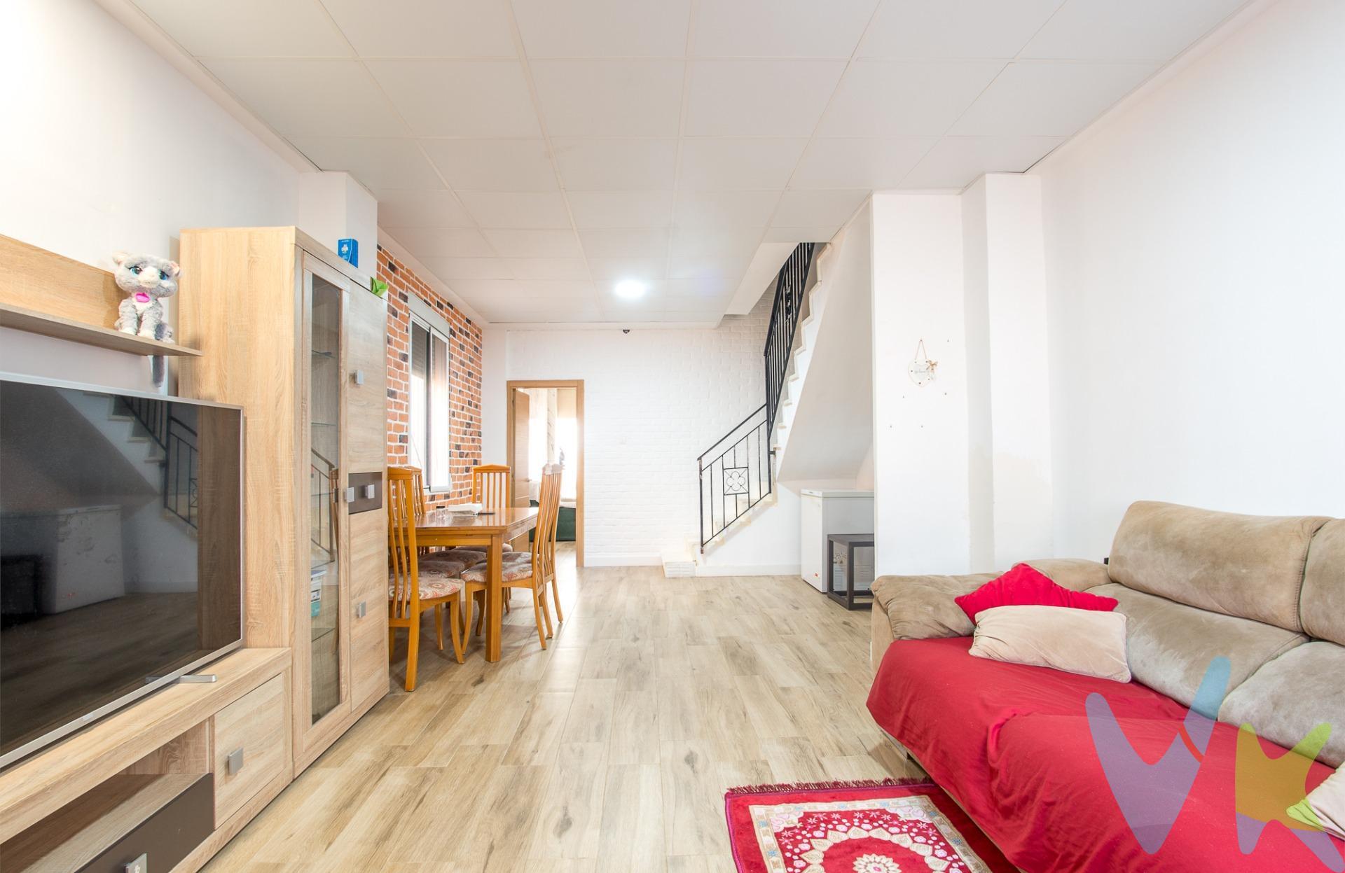Crea el hogar que siempre has soñado en esta casa adosada en esquina, totalmente reformada, te ofrece luz, amplitud y comodidad desde el primer día. Disfruta de una amplia cocina ideal para compartir momentos y una calle lateral con acceso directo al patio, pensada para quienes buscan independencia y un espacio exterior donde relajarse o recibir amigos. Una vivienda con ubicación, estilo y funcionalidad en perfecto equilibrio