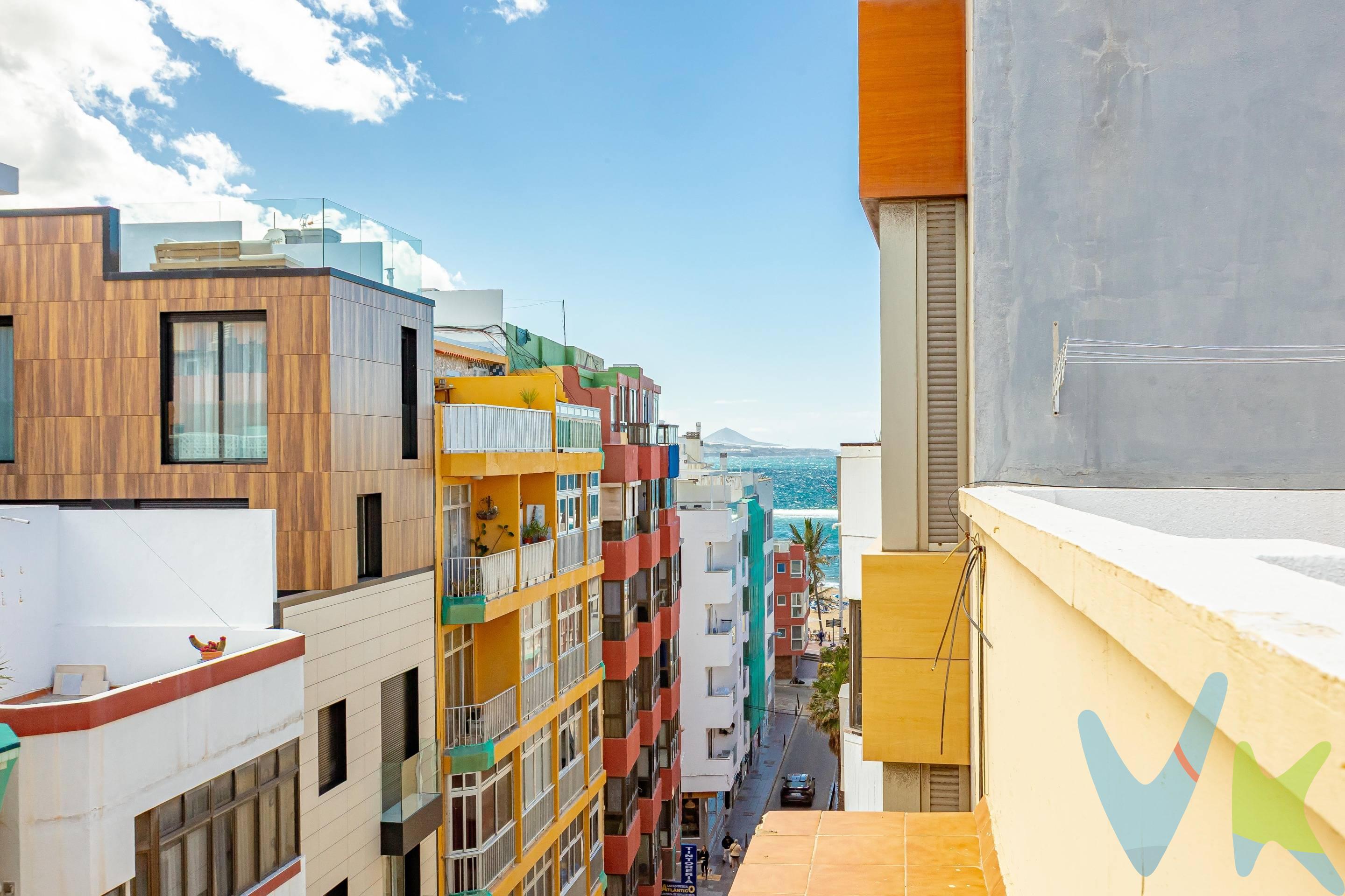 Oportunidad de adquirir un ático en sexta planta ubicado a pocos pasos de una de las mejores playas urbanas de Europa, Las Canteras. La vivienda cuenta con 61 m² construidos distribuidos en 1 dormitorio, 1 baño y salón con cocina, de los cuales 38 metros pertenecen a la vivienda y 24 metros a una amplia terraza  con vistas laterales al mar, perfecta para disfrutar del excelente clima de la zona durante todo el año. Destaca por ser una vivienda muy luminosa. El inmueble necesita reforma integral, lo que ofrece una gran oportunidad para diseñar y personalizar el espacio completamente a tu gusto, convirtiéndolo en un fantástico ático junto al mar. Además dispone de plaza de aparcamiento y trastero en un edificio cercano por 30.000 euros más un valor añadido muy importante en esta zona. Ubicación privilegiada rodeada de todos los servicios: supermercados, transporte público, restaurantes, zonas de ocio y paseo marítimo. Ideal tanto como vivienda habitual, segunda residencia o inversión. No dejes escapar esta oportunidad de crear tu ático junto a la playa. Los gastos de impuestos, registro, notaría y cualquier otro derivados de la compraventa no están incluidos en el precio de venta. 