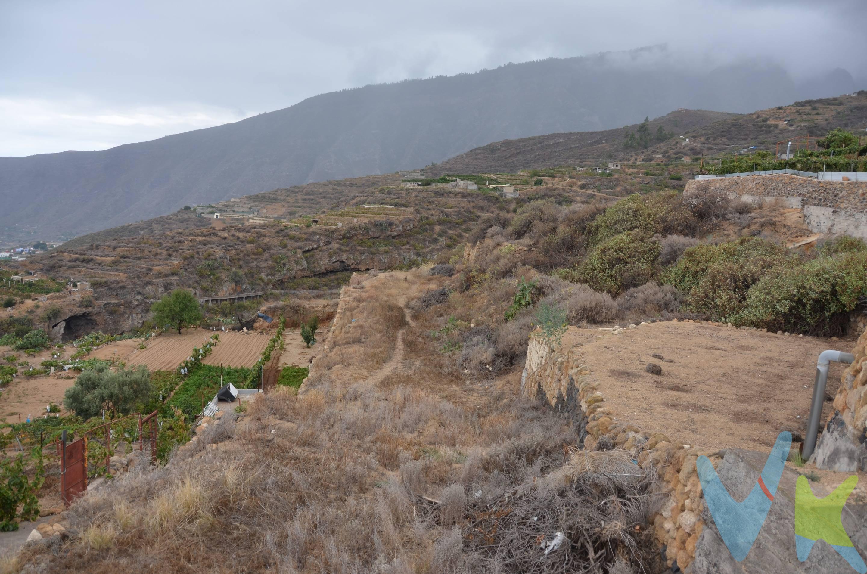 ¿Buscas un refugio de tranquilidad? En esta parcela rústica de 1.199 m², situada en la parte alta de Güímar, donde el silencio y la naturaleza se unen para ofrecerte un rincón único, lo vas a encontrar. Con impresionantes vistas panorámicas que se extienden hasta el mar y el valle de Güímar, esta finca es ideal para quienes buscan desconectar del ritmo urbano y reconectar con la tierra. Desde aquí podrás disfrutar de Güímar literalmente a tus pies, en un entorno silencioso y rodeado de naturaleza y con buen acceso. Perfecto para uso agrícola, ocio, o simplemente como un espacio de respiro, este terreno ofrece la posibilidad de tener tus propios cultivos o simplemente relajarte contemplando el horizonte. Una excelente oportunidad para invertir en calidad de vida, naturaleza y libertad. Pide tu visita y lo vemos. 