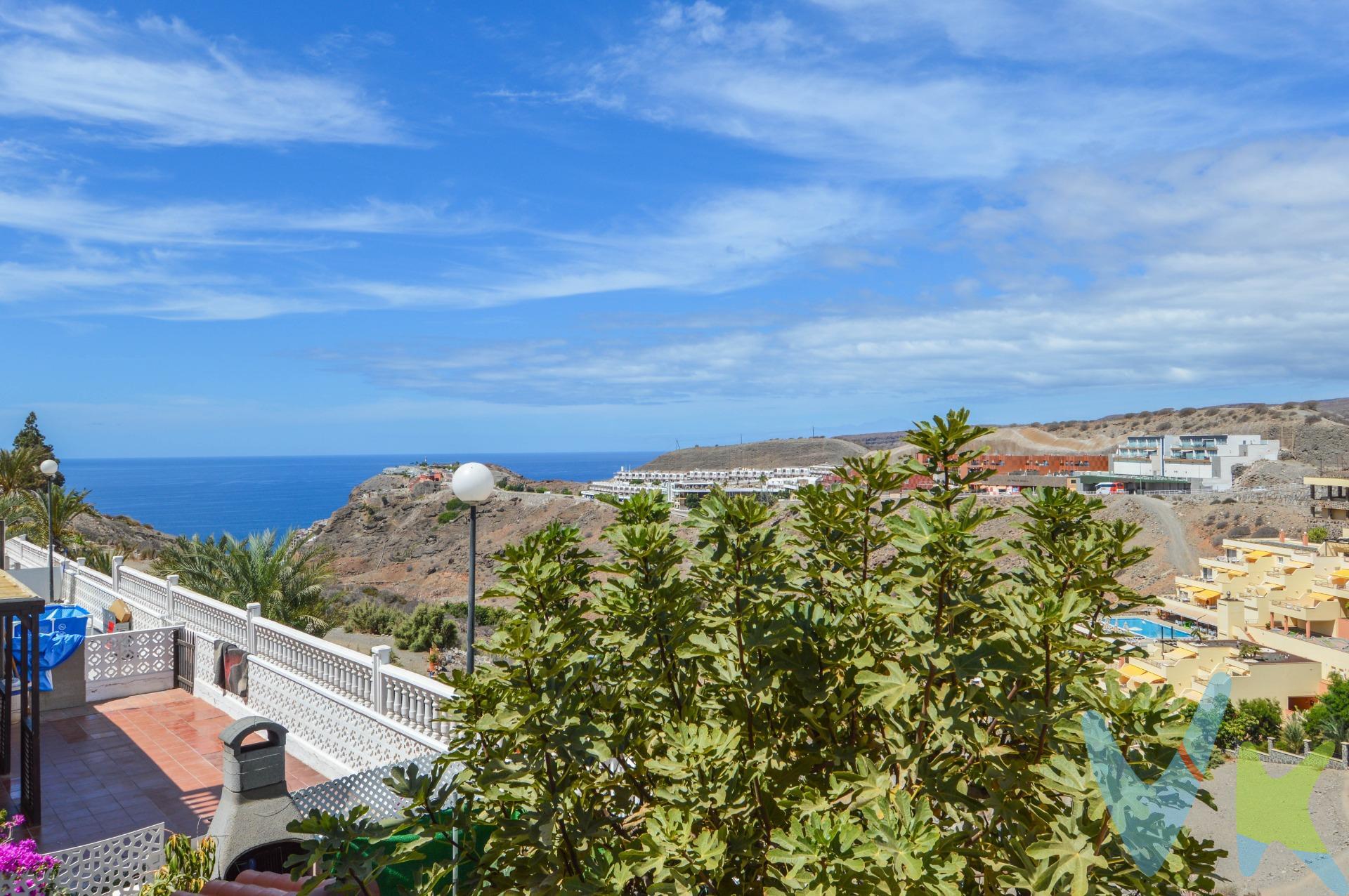 Descubre tu nuevo hogar en este encantador dúplex ubicado en la tranquila zona de Puerto Rico dentro de un complejo residencial que dispone de una gran piscina comunitaria, solarium y  aparcamiento exterior cómodo.  Esta propiedad es perfecta para disfrutar del comfort y la privacidad. . En la planta principal, podrás relajarte en una amplia terraza que supera los 90 m² donde se encuentra también una acogedora zona de barbacoa ideal para las noches estrelladas. Además contarás con acceso directo a un hermoso jardín y espacios como el salón, la cocina independiente, solana, un dormitorio y un aseo. La planta alta ofrece dos cómodos dormitorios más, todos ellos disfrutando de espectaculares vistas panorámicas desde su balcón privado. . Cuota de comunidad de 85 € por mes sin gastos incluidos. Aprovecha todas las comodidades adicionales; cercanía a centros comerciales esenciales e incluso parada de taxi cerca. Todo esto situado solo a tres minutos en coche de la famosa playa Amadores! . Este dúplex no sólo es una vivienda sino también una oportunidad única llena potenciales opciones interiores por explorar. *Visitas a la propiedad*: Todos los interesados en ver la propiedad deberán presentar un documento de identificación válido, como DNI, NIE o pasaporte, antes de la visita. Además, se requerirá que firmen una hoja de visita al ingresar a la propiedad. INFORMACION ADICIONAL:. - El uso de la propiedad estará siempre sujeto a la legislación vigente. - Información legal: El Precio de Venta al Público (PVP) no incluye impuestos ni gastos de escritura, que legalmente corresponden al comprador y se estiman entre un 8% y 10% adicional. Estos costes comprenden el ITP (6,5% general, sujeto a excepciones) en viviendas de segunda mano, o IGIC (7%) y AJD (1%) en obra nueva, además de aranceles de Notaría y Registro (aprox. 0,3% - 0,8%) y gestión documental. La base imponible se calculará sobre el mayor valor entre el precio de venta, la tasación o el valor de referencia catastral. Los gastos derivados de la financiación (tasación y gastos bancarios) corren a cargo del comprador según su elección, mientras que los honorarios de intermediación inmobiliaria están incluidos en el precio y son asumidos por el vendedor. Operación sujeta a aceptación expresa del vendedor e información legal completa a disposición del consumidor. - La información sobre la propiedad está sujeta a posibles errores y cambios involuntarios. 