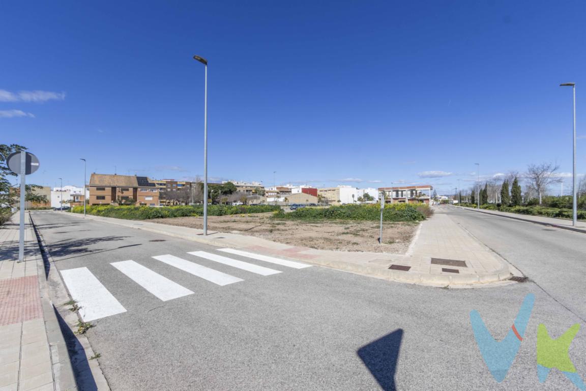 Te presentamos una parcela urbana en Albalat del Sorells, situada en una zona bien ubicada dentro del municipio, con fácil acceso a las principales vías de comunicación hacia Valencia capital y poblaciones cercanas. Una localidad tranquila, consolidada y con todos los servicios necesarios para el día a día.La parcela cuenta con orientación norte-sur, una característica muy valorada que permite aprovechar mejor la ventilación cruzada y la entrada de luz natural a lo largo del día, facilitando el diseño de una vivienda eficiente y confortable.Dimensiones ideales para proyecto residencialDispone de una superficie gráfica de 84 m², con una fachada de 5,80 metros y una profundidad de 13 metros, proporciones muy equilibradas que permiten plantear una distribución funcional y bien aprovechada.Entorno consolidado y servicios cercanosAlbalat del Sorells es un municipio que combina la tranquilidad residencial con cercanía a Valencia. Dispone de comercios de proximidad, colegios, transporte público y zonas verdes, lo que lo convierte en una opción ideal tanto para vivienda habitual como para inversión.Su entorno urbano consolidado garantiza comodidad y calidad de vida, manteniendo el encanto de una población tradicional de lHorta Nord.Resumen de características☀️ Orientación: Norte  Sur📏 Profundidad: 13 m📐 Fachada: 5,80 m📏 Superficie gráfica: 84 m²📍 Ubicación: Albalat del SorellsHaz realidad tu proyectoSi estás buscando una parcela con buenas proporciones, normativa favorable y excelente orientación para construir tu vivienda a medida, esta es una oportunidad que merece la pena valorar.📞 Contacta con nosotros para más información o para agendar una visita y estudiar sobre el terreno todas las posibilidades que ofrece. Estaremos encantados de asesorarte en cada paso del proceso.Se muestra a título informativo y no contractual. El precio no incluye lo siguiente: Honorarios de la agencia inmobiliaria, impuestos (IVA, ITP) y otros gastos de la Compraventa (notaria, gestoría y registro).