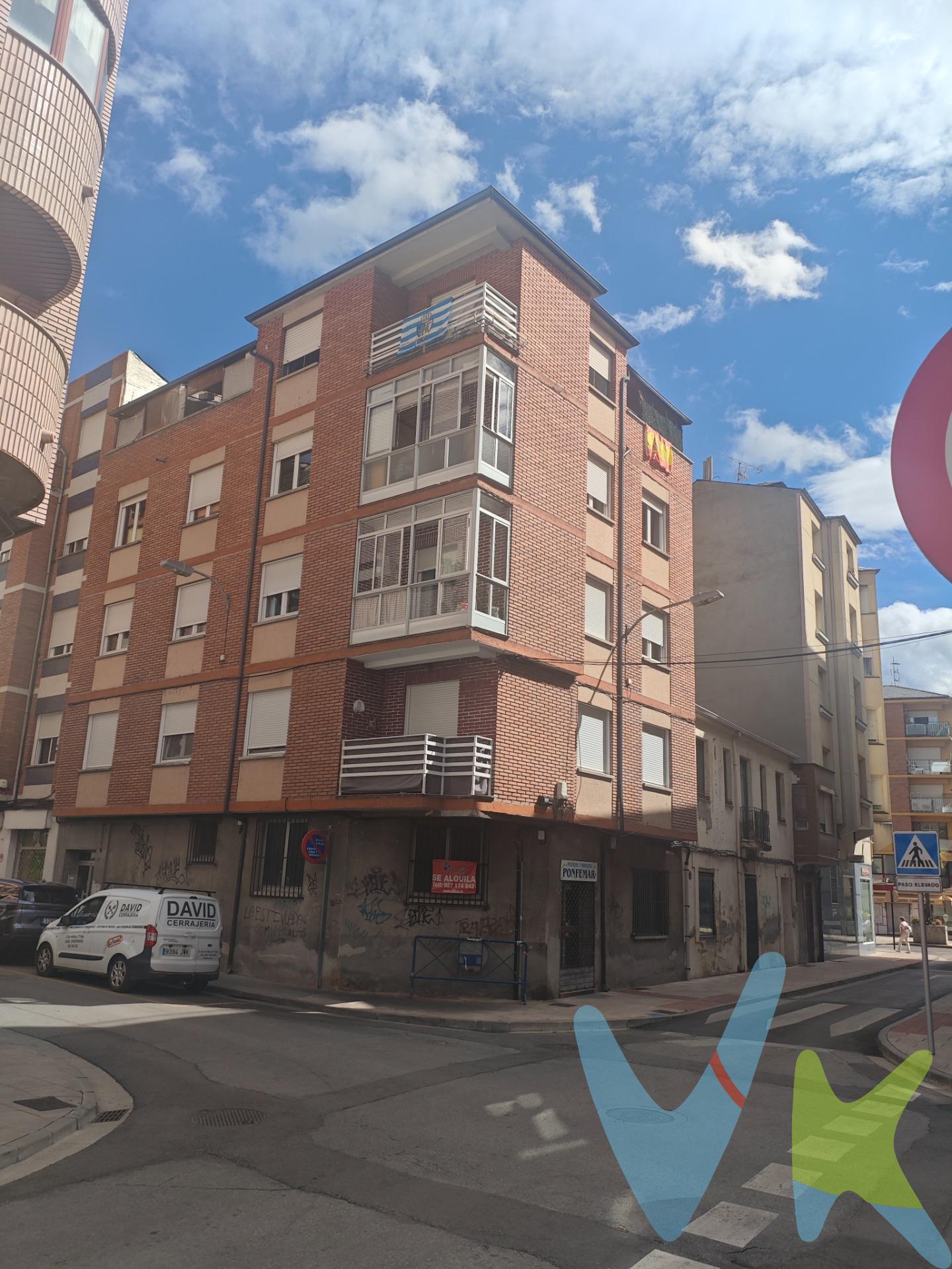 Presentamos este excepcional piso situado en el centro de Ponferrada, ideal para quienes buscan comodidad y ubicación. Con una superficie construida de 111 m² y útil de 100 m², esta propiedad se encuentra en buen estado de conservación listos para entrar a vivir. Dispone de tres amplias habitaciones dobles que ofrecen un espacio perfecto para descansar o trabajar desde casa. Una característica destacable es su terraza en esquina perfecta para disfrutar del aire libre durante todo el año; además, la vivienda incluye trastero. El precio competitivo es €135000 e incorpora beneficios como plaza de garaje en otro edificio cercano. La orientación suroeste permite luminosidad natural constante gracias a sus ventanas bien distribuidas hacia las áreas comunes exteriores proporcionando vistas agradables mientras conserva privacidad dentro del hogar.  Contáctanos hoy mismo si deseas obtener más información o concertar una visita!