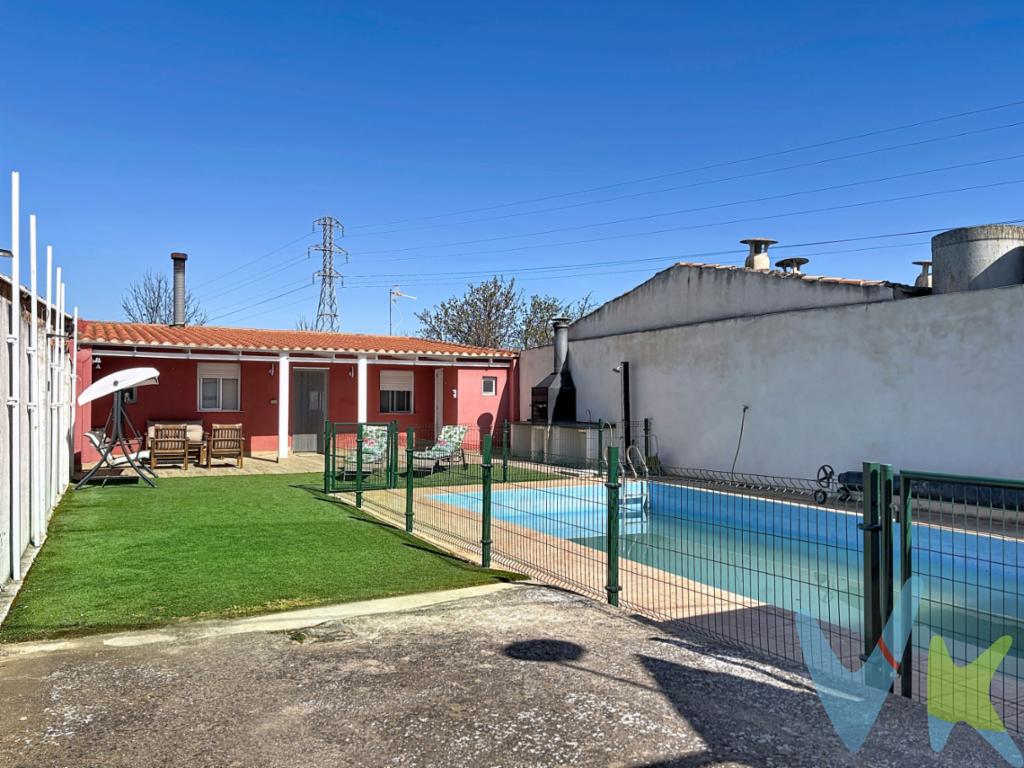 Esta exclusiva finca rústica de recreo, estratégicamente ubicada a solo 500 metros del Instituto Benjamín de Tudela, representa la combinación perfecta entre la serenidad del campo y la funcionalidad urbana. La propiedad cuenta con una construcción sólida de 80 m² que destaca por un impresionante salón-comedor con cocina integrada de casi 50 m², totalmente equipada con electrodomésticos principales como nevera, placa, campana y lavavajillas, además de dos dormitorios y el suministro de luz ya dado de alta en Iberdrola, lo que garantiza una entrada inmediata y sin complicaciones. Su zona exterior de 150 m² ha sido diseñada para el ocio y la tranquilidad familiar, ofreciendo un jardín con barbacoa de obra, un acogedor porche cubierto y una piscina con depuradora, la cual incluye una valla de seguridad perimetral para la protección de los más pequeños. Es sin duda, una oportunidad única para quienes buscan un \"txoko\" de alta calidad o un espacio de desconexión diario sin alejarse de los servicios de la ciudad.