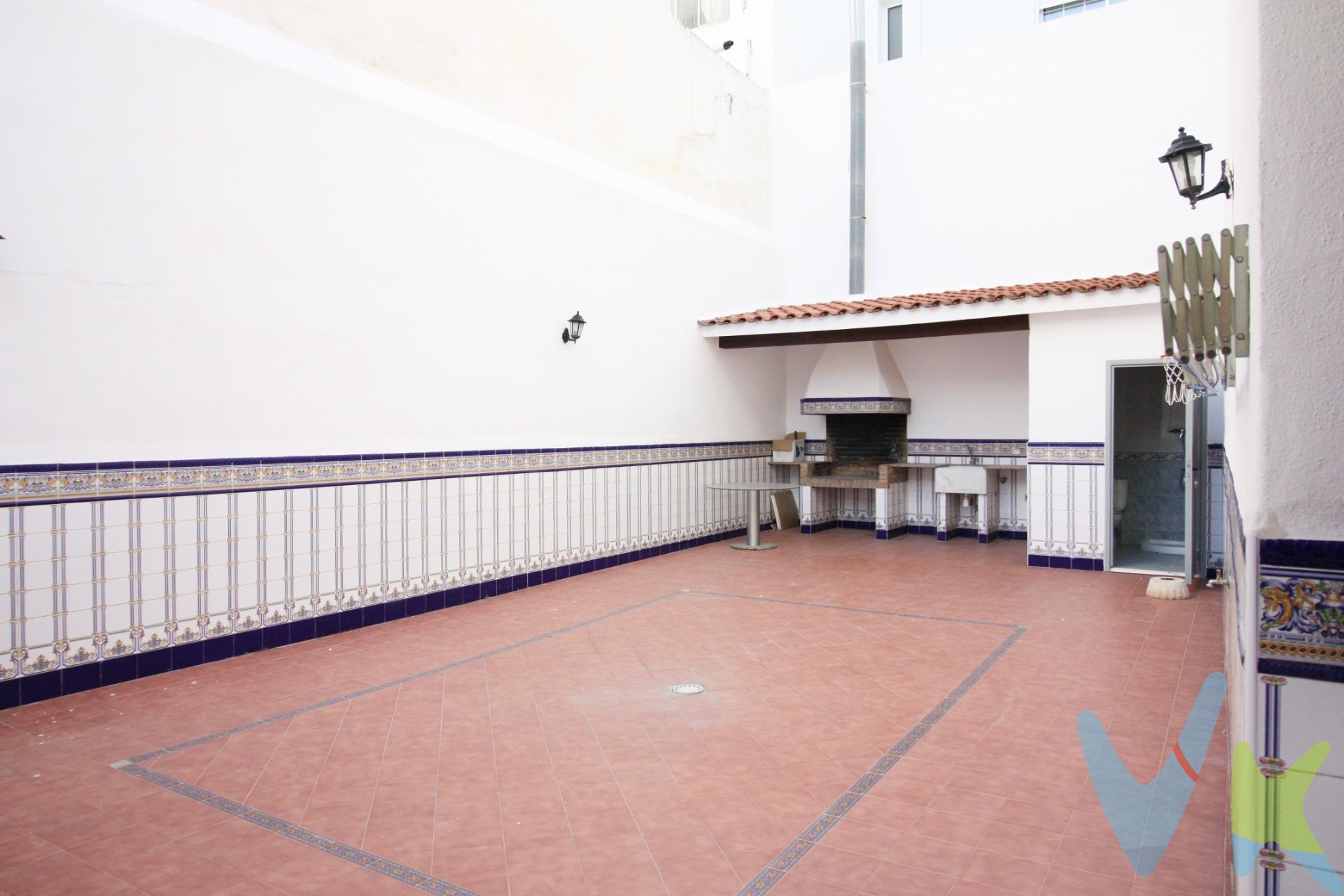 Se ofrece en venta esta fantástica vivienda completamente reformada, preparada para entrar a vivir sin necesidad de realizar mejoras. La distribución es cómoda y funcional, contando con dos habitaciones, dos baños completos y un aseo que aporta un extra de practicidad en el día a día. La cocina office, moderna y bien integrada, se abre al espacio principal generando una sensación de amplitud y luminosidad, ideal tanto para la vida diaria como para reuniones con familia o amigos. El gran valor añadido de la propiedad es su espectacular terraza privada de 100 m², un espacio perfecto para disfrutar del aire libre, crear una zona de descanso o incluso un comedor exterior. Además, la vivienda dispone de plaza de garaje propia, aportando comodidad y facilidad de aparcamiento, un elemento cada vez más demandado. Ubicada en una zona con todos los servicios, comercios y buenas comunicaciones, esta vivienda representa una excelente oportunidad para quienes buscan calidad de vida en un entorno consolidado. Los datos e información contenida en este anuncio no son vinculantes sino meramente informativos, la oferta está sujeta a cambios de precio, textos, fotos o cualquier otro contenido inesperado, la inmobiliaria se reserva el poder de modificarlo en cualquier momento. La venta de esta vivienda se gestiona mediante contrato de EXCLUSIVA COMPARTIDA por lo que se trabaja con más de 150 Inmobiliarias. Los gastos de la venta tales como notaría, registro y honorarios no están incluidos en el precio. 