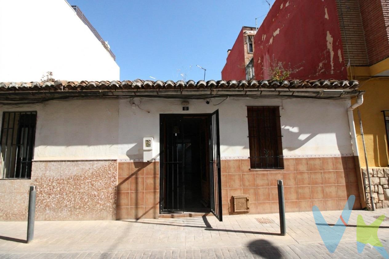 Oportunidad de inversión en una de las zonas más consolidadas de Alaquàs, en pleno Dos de Mayo, con todos los servicios a tu alcance: comercios, transporte, colegios y zonas de paso. Se trata de una vivienda para reformar, ideal para diseñarla completamente a tu gusto o como proyecto de rentabilidad. La casa dispone de tres habitaciones, un baño, cocina independiente con salida a galería, comedor y zona de lavadero, ofreciendo una distribución funcional con múltiples posibilidades de mejora. En la parte superior cuenta con una terraza, un espacio muy valorado que te permitirá crear una zona exterior privada, perfecta para disfrutar o revalorizar aún más el inmueble. Si buscas una propiedad con proyección en una buena ubicación, esta es una opción clara para sacar rendimiento desde el primer momento. Los datos e información contenida en este anuncio no son vinculantes sino meramente informativos, la oferta está Los sujeta a cambios de precio, textos, fotos o cualquier otro contenido inesperado, la inmobiliaria se reserva el poder de modificarlo en cualquier momento. La venta de esta vivienda se gestiona mediante contrato de EXCLUSIVA COMPARTIDA por lo que se trabaja con más de 150 Inmobiliarias. Los gastos de la venta tales como notaría, registro y honorarios no están incluidos en el precio. . 