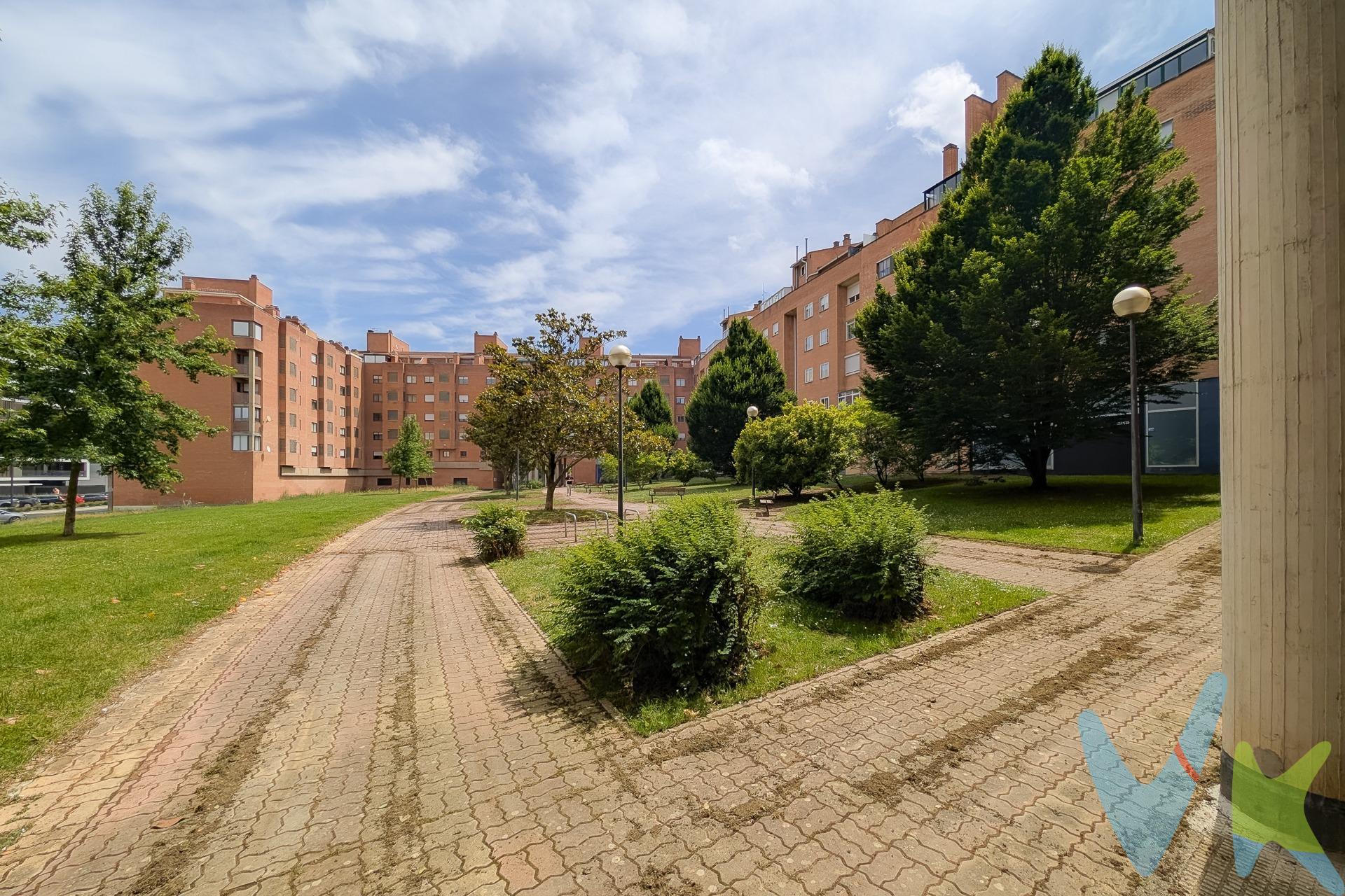 Si estás buscando un piso donde no tengas que hacer reformas, donde entre la luz desde que sale el sol y donde cada espacio tenga sentido… sigue leyendo, porque este te va a gustar. Está en una cuarta altura, con orientación sureste y noreste, así que la luz te acompaña todo el día, pero sin que el sol te derrita en verano. Tranquilidad, buenas vistas y sin vecinos pasando por tu ventana. Tiene tres habitaciones, y el dormitorio principal cuenta con baño en suite, perfecto para tener tu propio rincón de calma e intimidad. Un salón comedor amplio, donde se vive de verdad: comidas, siestas, charlas, series. La cocina y los baños están reformados, así que no tienes que pensar en obras. Llegas, colocas tus cosas, y listo. Y además: garaje y trastero. El coche duerme a cubierto y tú ganas espacio para guardar todo lo que no quieres ver a diario, pero necesitas tener cerca. Está en Barañain, con todos los servicios al lado. Es de esos pisos que no se explican del todo bien con fotos. Hay que verlo. Sentirlo. Imaginarte viviendo ahí. Si al leer esto te has imaginado ya desayunando en la cocina… igual es el momento de llamarnos.