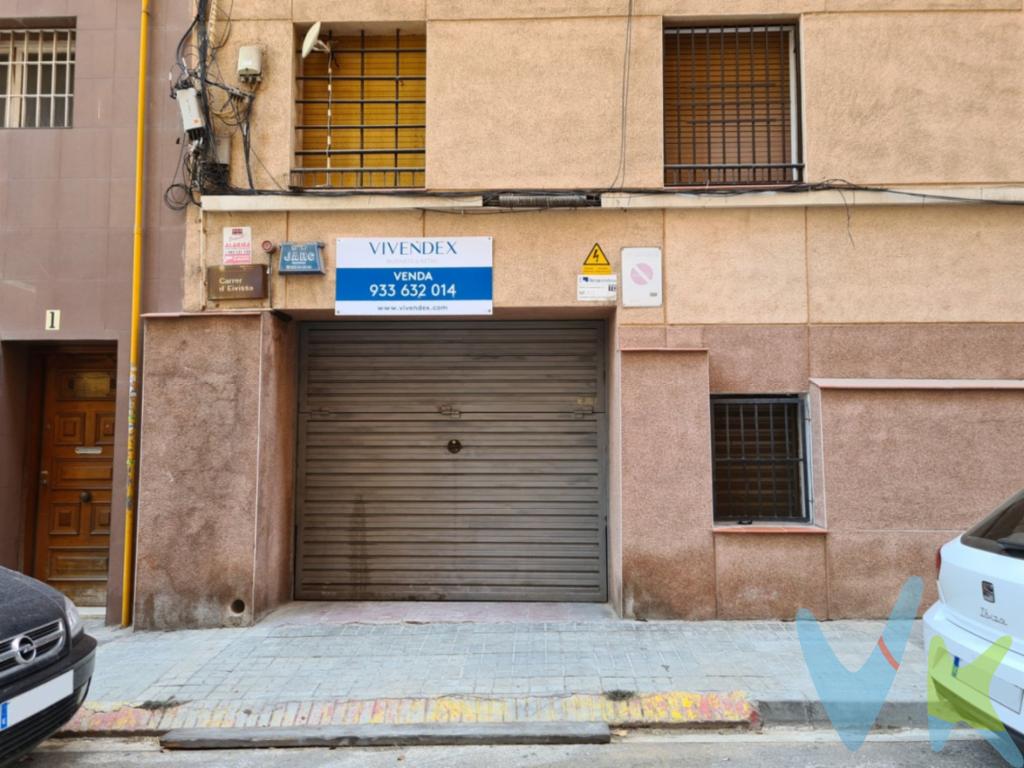 Local comercial en venta ideal para uso de almacén o guarda de vehículos, entre otras opciones.  Situado en Badalona, en el barrio de Llefià, en Calle Eivissa, 3, junto a Plaza Trafalgar y próximo a Avenida Sant Mori y Avenida Alfonso XIII. Muy próximo a Santa Coloma de Gramanet y Sant Adrià.   Local en planta -1 en buen estado con una superficie construida de 657m2 (600m2 útiles) y una altura a techo de 3m (2.37m bajo viga). Dispone de puerta de acceso metálica motorizada para la entrada y salida de vehículos de 2.58m ancho y 2.15m de altura (Paso a través de rampa con altura de 2.08m).   Local diáfano con vado, 2 aseos y 3 estancias independientes (Una de ellas habilitada como lavadero de 72.82m2).   Está acondicionado con suelo industrial pintado, techo de hormigón, sistema de alarma antirrobo, detectores de humos, bocas de incendio equipadas (BIE), fuerza eléctrica, lavadero de vehículos y ventilación forzada.  Bien comunicado a través de autobuses B2-B3-B23 y a 9m a pie de la parada de metro L10-Llefià.  Fácil acceso por vehículo rodado a Ronda Litoral y Ronda de Dalt.  Última actividad: Almacén de vehículos.  Suministros de luz y agua dados de alta.  Honorarios: 5% del importe final de la compraventa + 21% IVA. Al precio del alquiler se le tendrá que incrementar el 21% de IVA menos 19% de IRPF en caso de no estar exenta la propiedad.
