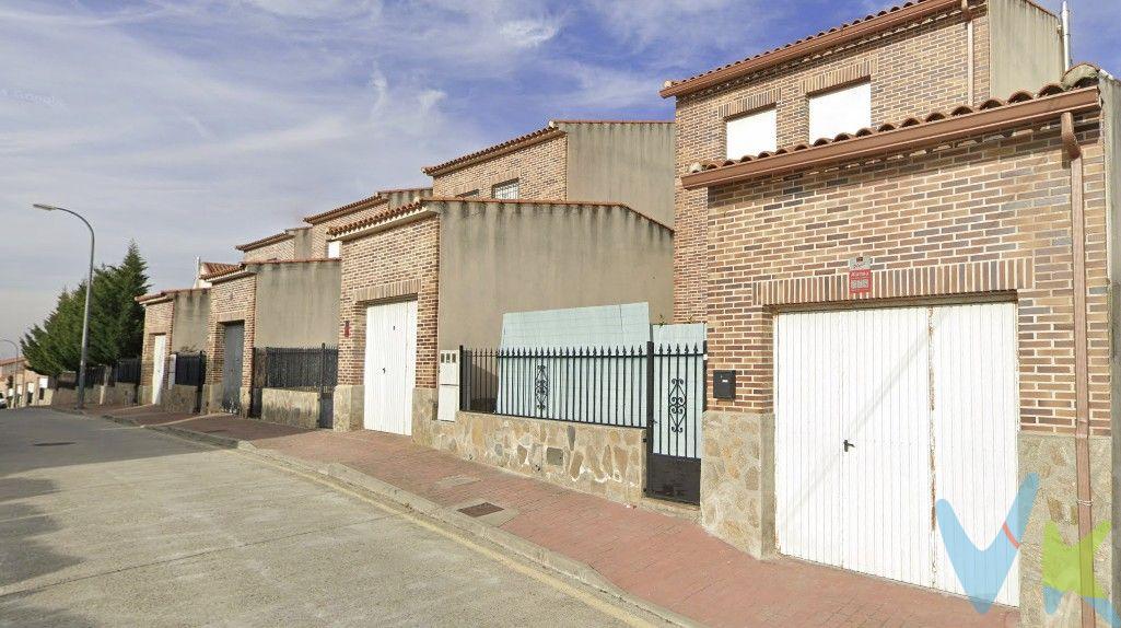 
Tu nuevo hogar en El Casar De Escalona.
Jornada de puertas abiertas este sábado 10 de mayo del 2025. 
Llámanos para reservar hora entre las 9h y las 13h que estaremos enseñando las viviendas.
Precio 116.000€
Honorarios de intermediación inmobiliaria, gastos de notaria y registro, no incluido en el precio.
 
Chalet ideal fines de semana. Ubicado en el pueblo de El Casar.
Chalet con terreno cerca de Madrid. No se ha estrenado. Como nuevo.
 
Tenemos para ti esta hermosa propiedad en venta, ideal para aquellos que buscan espacio, comodidad y tranquilidad en un entorno natural. dispone de Chimea Francesa.
Se trata de una casa tipo chalet, con una amplia sala de 30 m2 que te permitirá disfrutar de momentos en familia o con amigos. Además, cuenta con una cocina completamente amueblada y equipada para que puedas preparar tus comidas con facilidad.
La casa se encuentra en muy buen estado de conservación y tiene una espaciosa terraza para que puedas relajarte al aire libre. Con un total de 3 habitaciones, tendrás espacio suficiente para toda la familia.
Con 150 metros útiles y 153 metros construidos, esta propiedad ofrece una estructura sólida y duradera, construida en hormigón para garantizar tu seguridad y comodidad.
La propiedad cuenta con calefacción y agua caliente individual a base de gasóleo, lo que te brindará un gran ahorro en tus gastos mensuales. Aunque no cuenta con aire acondicionado, su orientación al sur te garantiza una ventilación natural y una temperatura agradable en cualquier época del año.
No pierdas la oportunidad de hacer de esta hermosa propiedad tu nuevo hogar. Contáctanos para más detalles y organiza una visita para conocerla en persona. ¡Te esperamos!
tenemos Financiera. Pregúntanos y te hacemos un estudio de viabilidad hipotecaria.
Honorarios de intermediación inmobiliaria, notaria y registro, no incluidos en el precio.
Información válida, salvo error tipográfico.

 
 
 