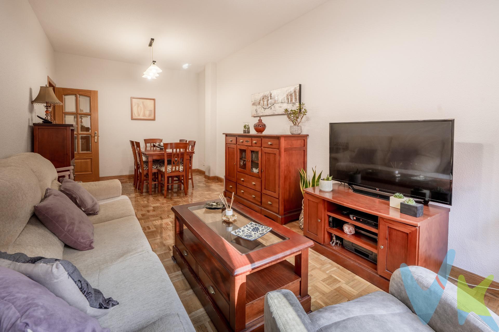 UROSA TARGET GROUP presenta este luminoso piso exterior de 3 dormitorios, ubicado en la Calle Forsitia, una de las zonas más demandadas junto a la Avenida de la Peseta, en el barrio de Buenavista (Carabanchel). Ubicación excepcional por su tranquilidad, sus amplias zonas verdes y su acceso inmediato a servicios primarios. La vivienda, situada en planta baja, forma parte de una mancomunidad tranquila, segura y bien cuidada, con vecinos estables y ambiente familiar. La propiedad se encuentra en perfecto estado, lista para entrar a vivir, con distribución amplia, cómoda y muy funcional:. - Bajo en altura elevado respecto al nivel de calle, con ventanas elevadas evitando la visibilidad directa desde el exterior, ofreciendo así mayor privacidad. - Tres amplios dormitorios, con espacio suficiente para mobiliario y diferentes opciones de distribución. - Un baño completo y un aseo adicional. - Cocina independiente de gran tamaño, totalmente equipada y con acceso directo a un lavadero con espacio adicional de almacenamiento. - Salón-comedor amplio y muy luminoso, totalmente independiente. - Cuenta con instalación de aire acondicionado y una excelente entrada de luz natural en todas las estancias. - Calefacción central con contador individual, que permite un consumo más eficiente y personalizado. - Se incluye plaza de garaje grande, con espacio suficiente para coche y moto. - Edificio construido en 1990, cuenta con la ITE en vigor y favorable, y toda la documentación al día. A escasos metros de la Avenida de la Peseta, ofrece una comunicación inmejorable tanto en transporte público como en vehículo privado. La zona cuenta con parques verdes como el Parque de Salvador Allende, centros educativos, instalaciones deportivas, comercios, supermercados y centros médicos, convirtiéndose en uno de los centros más completos de Carabanchel. Disponibilidad inmediata. Contacta con nosotros para ampliar información o concertar una visita (atendemos llamadas, mensajes y WhatsApp). * No se incluyen los honorarios de la agencia, que serán del 3% a cargo del comprador.