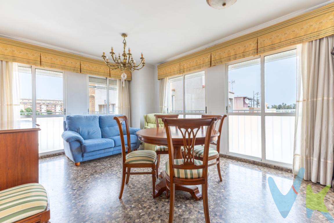 Espacio, comodidad, tranquilidad y la playa a solo 5 minutos. Todo lo que buscas, en una sola vivienda.Te presentamos este fantástico segundo piso con ascensor, situado en Puerto de Sagunto, en una agradable zona residencial donde podrás disfrutar de la tranquilidad sin renunciar a la comodidad de tener todos los servicios a tu alcance.La vivienda dispone de 3 amplios dormitorios, 2 baños completos, un gran salón-comedor perfecto para compartir momentos en familia o con amigos, y una cocina independiente con práctica zona de lavandería, pensada para hacer más cómodo el día a día.Además, cuenta con aire acondicionado por conductos, garantizando una temperatura agradable durante todo el año y aportando un extra de confort a toda la vivienda.Su ubicación es uno de sus mayores atractivos: se encuentra a tan solo 5 minutos de la playa, con supermercados, comercios, paradas de autobús, colegios, institutos y todo tipo de servicios a pocos minutos, disfrutando al mismo tiempo de la tranquilidad propia de una zona residencial.Una vivienda ideal tanto para familias como para quienes desean ganar calidad de vida, viviendo en un entorno tranquilo, bien comunicado y con todo lo necesario al alcance de la mano.? Características principales:?? 3 dormitorios.? 2 baños completos.?? Amplio salón-comedor.?? Cocina independiente con lavandería.?? Aire acondicionado por conductos.? Segundo piso con ascensor.? A solo 5 minutos de la playa.? Próximo a supermercados, comercios y todos los servicios.? Paradas de autobús cercanas.? Colegios e institutos a pocos minutos.? Zona residencial tranquila y familiar.Una vivienda que reúne amplitud, comodidad, una excelente ubicación y la cercanía al mar. Si buscas un hogar donde disfrutar de la tranquilidad sin renunciar a los servicios y a la playa, esta puede ser la oportunidad que estabas esperando. ¡Llámanos y ven a visitarla!El precio indicado no incluye gastos ni otros conceptos. Al precio publicado deberá añadirse:Honorarios de intermediación de la agencia inmobiliariaGastos de inscripción en el Registro de la PropiedadHonorarios notarialesImpuestos aplicables a la transmisión (IVA o ITP y AJD, según el caso)El inmueble se vende sin amueblar, sin electrodomésticos, enseres ni elementos decorativos.