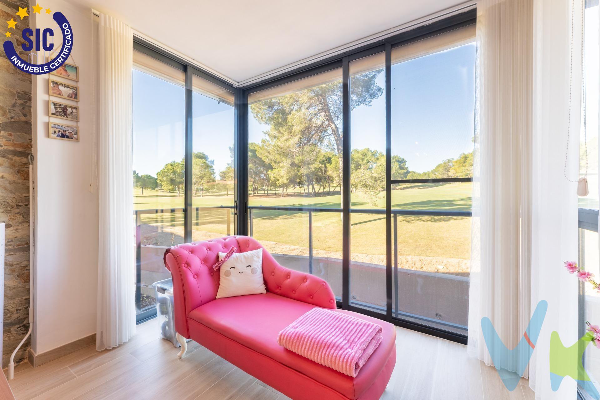 En un enclave privilegiado, rodeado de naturaleza y serenidad, se encuentra esta vivienda completamente reformada que combina elegancia, confort y funcionalidad. Ideal para parejas o para quienes desean disfrutar de una vida tranquila en un entorno cuidado y seguro. La vivienda dispone de dos habitaciones dobles, una de ellas principal, amplia y luminosa, y otra actualmente habilitada como vestidor, fácilmente adaptable según las necesidades del nuevo propietario. El salón con cocina integrada ofrece un espacio abierto y acogedor, perfecto para disfrutar del día a día o recibir a invitados en un ambiente moderno y confortable. Cuenta además con dos baños completos, aire acondicionado y calefacción central, y una terraza con vistas impresionantes al campo de golf, un rincón perfecto para relajarse y contemplar la belleza del entorno. Situada en la prestigiosa Urbanización El Bosque, esta propiedad ofrece una calidad de vida incomparable: vigilancia 24 horas, servicio de correos y recepción de certificados en el domicilio, piscina comunitaria y amplias zonas comunes ajardinadas. Un hogar ideal para quienes buscan bienestar, exclusividad y contacto con la naturaleza, sin renunciar a la comodidad y los servicios que proporciona una urbanización de alto nivel. La descripción y los datos del presente inmueble tienen carácter meramente informativo y en ningún caso contractual. En el precio de la vivienda no están incluidos los honorarios de agencia, gastos de compraventa y/o financiación. Por mandato expreso del propietario, comercializamos este inmueble en exclusiva compartida, lo que garantiza un servicio de calidad, un trato fácil y personalizado, una gran difusión en nuestras redes compartidas y sin interferencias de terceros. Por este motivo se ruega no molestar al propietario, a los ocupantes de la propiedad, a los vecinos o conserjes del edificio si los hubiera. Si eres una agencia, llámanos colaboraremos contigo.