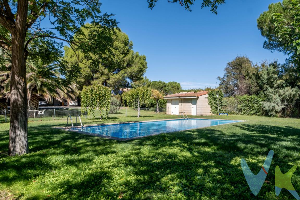 . ¿Imaginas llegar a casa, servirte algo fresco y sumergirte en tu propio jacuzzi iluminado rodeado de árboles, sin ruidos ni prisas?. A veces parece imposible encontrar el equilibrio entre la calma de un entorno residencial y la cercanía al centro de Zaragoza. Esta vivienda en la Calle Río de San Juan de Mozarrifar no es solo una casa de 3 plantas: es el espacio privado que estabas buscando para ver crecer a tu familia con la máxima calidad de vida. Jardines privados e instalaciones de ensueño. El exterior está diseñado para disfrutar del buen tiempo sin salir de casa:. • Doble espacio exterior: Cuenta con un agradable jardín privativo delantero y un patio/jardín posterior con zona de aparcamiento descubierto con capacidad para 2 vehículos. • Oasis de relax: Más de 100 m² de jardín con arbolado consolidado y un espectacular jacuzzi exterior con luz ambiental para tus noches de verano. • Urbanización completa: Disfruta de piscina comunitaria, zonas verdes y pista de tenis (con proyecto inminente de transformación en pista de pádel, ¡ya pagada!). Calidez, amplitud y confort inteligente. Cada rincón interior responde a las necesidades de la vida diaria con un toque elegante:. • Cocina enorme: Espaciosa, luminosa y con una preciosa zona de almacenaje para tener todo ordenado sin esfuerzo. • 4 dormitorios (2 en suite): Pensados para asegurar el descanso y la privacidad de toda la familia. • Confort térmico eficiente: Calefacción por hilo radiante en invierno y aire acondicionado sectorizado por plantas en verano. • Detalles con personalidad: Espectacular barandilla de latón y la comodidad de tener el agua incluida en los gastos de comunidad. Ubicación ideal en Zaragoza Norte. Ubicada en Calle Río (San Juan de Mozarrifar), una zona tranquila, familiar y muy bien comunicada con la A-23 y el centro de Zaragoza. Perfecta para quienes buscan espacio, independencia y servicios a un paso. Si quieres convertir esta propiedad en tu nuevo hogar, contacta con nosotros hoy mismo y ven a visitarla. *** Gastos e impuestos no incluidos. A título orientativo, en segundas transmisiones, el comprador abonará: Impuesto sobre Transmisiones Patrimoniales (ITP), tipo general en Aragón al 8% (*). Base de cálculo: mayor valor entre precio de compraventa o valor de referencia catastral. Gastos de Notaría y Registro: Aranceles variables según precio, número de copias y complejidad; cálculo según tarifas normativas. Si se precisa hipoteca: Tasación, condiciones y costes bancarios según entidad elegida por el comprador; así como gastos de gestoría y cualesquiera otros inherentes a la compraventa. No se incluyen otros gastos o tributos que puedan por Ley corresponder al comprador. Operación sujeta a doble mediación. Existen honorarios a cargo del comprador, salvo pacto en contrario, no incluidos en PVP. El consumidor conforme a la normativa vigente podrá solicitar información y documentación adicional relativa al inmueble, sus características, condiciones de la operación y del servicio de mediación en la oficina y/o a través de nuestro teléfono de contacto o mail. La agencia actúa exclusivamente como intermediaria en la compraventa, cuyas condiciones, en todo caso, estarán sujetas a la aceptación expresa del vendedor del inmueble y posterior formalización del contrato. La información suministrada se corresponde con la disponible a la fecha de publicación, pudiendo variar en función de las circunstancias o actualizaciones legales, contractuales y fiscales. Anuncio de carácter meramente informativo. Para una información exhaustiva sobre el funcionamiento, tipos impositivos y bonificaciones del ITP en Aragón, puede consultar el portal oficial de la Agencia Tributaria Autonómica. Tarifas notariales y registrales reguladas en el Anexo I del Real Decreto 1426/1989 y Anexo I del Real Decreto 1427/1989, respectivamente. Anuncio no vinculante, puede contener errores.
