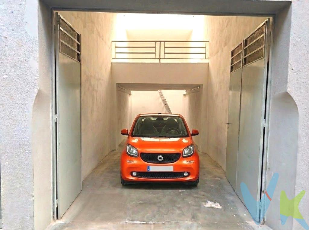 Oportunidad garaje privado con acceso directo a calle que también cuenta con un altillo en Alzira centro. Olvídate de dar vueltas de buscar aparcamiento, te ofrecemos la solución perfecta y definitiva. Se vende garaje cerrado a pie de calle, sin rampas ni maniobras complicadas. El espacio es ideal para un coche de tamaño mediano. Además, aprovecha al máximo el espacio gracias a su altillo incorporado, perfecto para utilizarlo como trastero y desahogar tu casa. Una inversión inteligente para ganar comodidad y tiempo cada día.