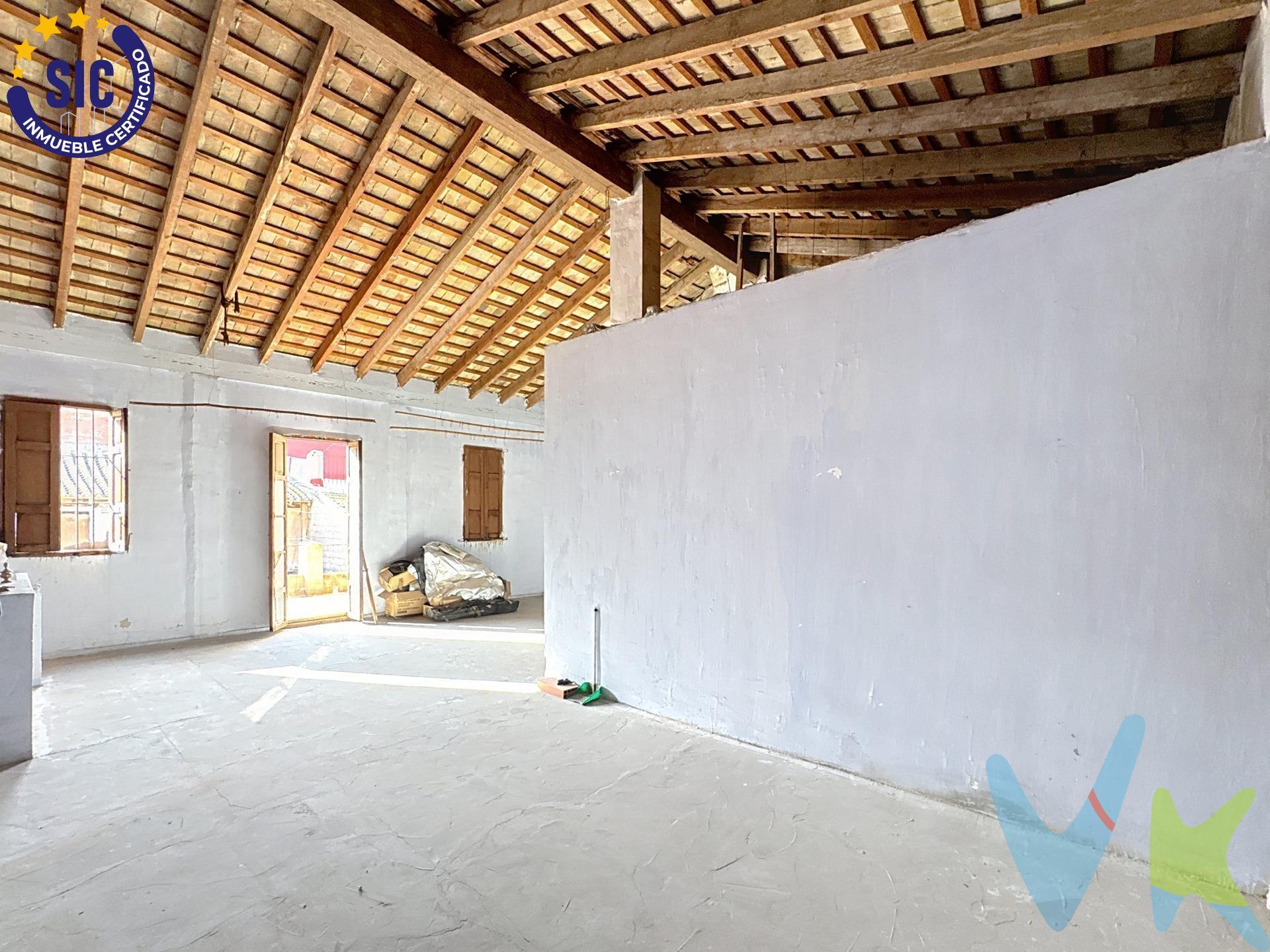 Ponemos a la venta esta casa con un potencial inmenso, ubicada en la prestigiosa Avenida País Valencia de Silla. Es la propiedad ideal para aquellos que sueñan con diseñar su hogar desde cero y adaptarlo completamente a sus necesidades y estilo de vida, aprovechando al máximo cada rincón. Características Principales y Distribución Actual:. Superficie: La vivienda cuenta con una generosa superficie de 190 metros cuadrados construidos, ofreciendo múltiples posibilidades de distribución y diseño. Distribución: Se encuentra distribuida en dos plantas, lo que permite crear ambientes diferenciados para el día y la noche, o incluso dos viviendas independientes si se desea. Exteriores:. Patio: Dispone de un amplio patio interior de aproximadamente 60 metros cuadrados, un espacio perfecto para crear un jardín urbano, zona de barbacoa, comedor de verano o una piscina. Solarium: La propiedad incluye un solárium en la parte superior, ideal para disfrutar del sol y de las vistas, o como zona de chill-out. Elementos Arquitectónicos de Origen:. Suelos: Conserva los suelos de mosaico originales, un elemento de gran valor estético que puede ser restaurado para añadir carácter y calidez a la reforma. Techos: Destacan sus techos altos, que aportan una sensación de amplitud y luminosidad, y ofrecen la posibilidad de instalar vigas vistas o dejar las molduras originales. Estancias Actuales: Actualmente, la casa está distribuida en 4 amplias habitaciones, una cocina-comedor que incluye una tradicional chimenea, y un cuarto de baño. Estas estancias son la base perfecta para una redistribución moderna y funcional. Potencial de Reforma:. Los 190m2 brindan un lienzo en blanco para ejecutar la casa de tus sueños. Podrías contemplar:. 1. Planta Baja: Crear un amplio salón de concepto abierto con vistas al patio, una cocina gourmet con isla, un aseo de cortesía y una zona de home office o dormitorio de invitados. 2. Planta Superior: Destinarla a la zona de descanso con 3 o 4 dormitorios dobles (uno de ellos tipo suite con vestidor y baño privado) y un baño completo compartido. 3. Zona Exterior: El patio de 60m2 se puede convertir en un oasis de tranquilidad. Esta casa representa una excelente inversión para quien busca una vivienda con encanto, y la libertad de personalizar cada detalle en una ubicación céntrica de Silla.