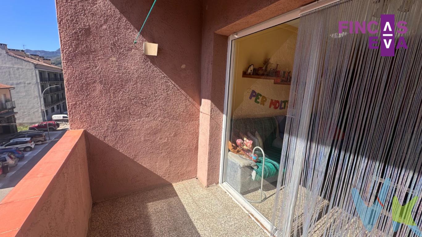 Presentamos esta propiedad a reformar situada en la pintoresca localidad de Ribes de Freser. Se trata de un espacioso piso ubicado en la segunda planta de un edificio construido en el año 1985, que combina la comodidad con el encanto tradicional de la zona.Este amplio piso cuenta con 94 metros cuadrados de espacio útil y 103 metros cuadrados construidos. La distribución del inmueble ofrece una sensación de amplitud y luminosidad, ideal para una familia que busca un lugar acogedor y funcional. La propiedad dispone de cuatro habitaciones amplias, lo que proporciona numerosas opciones, adaptándose a las necesidades de cualquier familia.Además de las generosas habitaciones, el piso cuenta con un salón-comedor amplio y luminoso. Las grandes ventanas permiten la entrada de abundante luz natural, creando un ambiente cálido y acogedor. El salón se abre a un encantador balcón, perfecto para disfrutar de las vistas y el clima agradable de Ribes de Freser durante todo el año.La cocina es independiente y da a una amplia galeria exterior. La propiedad también dispone de un baño completo.El edificio cuenta con un ascensor, lo que facilita el acceso a la propiedad, haciendo que la segunda planta sea fácilmente accesible para todos. Además, la inclusión de un garaje en esta oferta es un beneficio adicional que añade comodidad y seguridad para aparcar su vehículo sin preocupaciones.Es importante destacar la ubicación privilegiada en la que se encuentra este piso. Ribes de Freser es conocido por su entorno natural y su tranquilidad, proporcionando un estilo de vida relajado y en armonía con el entorno. La localidad ofrece todos los servicios esenciales, como tiendas, restaurantes y escuelas, lo que garantiza una vida cotidiana cómoda y sin complicaciones.La comunidad vecinal en este edificio es cordial y acogedora, creando un ambiente perfecto para quienes buscan establecerse de manera permanente o disfrutar de una segunda residencia en un lugar sereno y pintoresco. La proximidad a rutas de senderismo y actividades al aire libre es otro gran atractivo para los amantes de la naturaleza.Por lo tanto, esta es una oportunidad única para adquirir un inmueble amplio y bien situado en un entorno privilegiado. No deje pasar la ocasión de visitar este encantador piso, donde cada detalle ha sido pensado para ofrecer el máximo confort y funcionalidad. Para más información o concertar una visita, no dude en ponerse en contacto. Será un placer mostrarle todos los encantos de esta magnífica propiedad.Visitar este piso es una inversión segura en calidad de vida. Le esperamos con las puertas abiertas para que pueda apreciar personalmente todas las ventajas que esta propiedad tiene que ofrecer. Aproveche esta oportunidad y convierta este piso en su nuevo hogar en Ribes de Freser. 