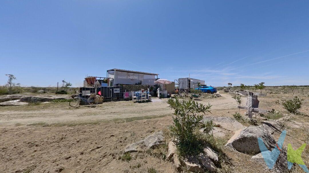 ¿Cansado de vecinos que se quejan hasta por respirar? ¡Bienvenido a tu nueva vida en Villaminaya (Toledo)! Te presentamos 10.069 m² de pura libertad. ¡Sí!, has leído bien: ¡más de una hectárea para ti solito!
EL "EQUIPO DE RESCATE" INCLUIDO (Vivienda con estilo):
 

AGUA Y SUPERVIVENCIA (El paraíso del prepper):

Pozo legalizado: Agua propia, legal y sin dramas. No hay explotaciones ganaderas ni industria en la zona por lo que se garantiza un agua potable.
La "Nevera Natural": Tenemos un acuífero a solo 3 metros de profundidad. Ideal para mantener las cervezas (o la sandía) frescas como en el siglo XIX.
Gallinero de 400 m²: ¡Tus gallinas van a vivir en una mansión más grande que muchos pisos de Madrid!
Huerto: No uno, ni dos, ni tres..... huertos para todo el año. Tu decides: Zanahorias, cebollas, tomates, acelgas y un largo etc.
Arboles: Mas de 50 arboles plantados en estos 4 años de todo tipo: Cerezos, granados, moreras, plantas aromáticas, etc.
Se regala Kit de Autoconsumo Solar Completo listo para instalar. Hay 30 placas solares guardadas que están esperando que llegues tu y las coloques. Están, pero te toca a ti hacer la instalación para tener electricidad eco. Ahora hay un generador y una batería para el consumo mínimo.


Aquí no vendemos solo tierra, vendemos un "Búnker de Glamping" ya montado. Olvídate de tiendas de campaña que se vuelan:

Refugio de Diseño Industrial con Aislamiento Térmico Profesional: Caravana + Remolque de Tráiler (34 m² de puro ingenio), Caja isotérmica (ni frío ni calor, aquí se está de lujo) con ventana, cocina, cama y calefacción para que los inviernos de Toledo te den la risa.
Toque VIP: El suelo es porcelánico (fácil de limpiar si entras con las botas de barro) y solo le falta un poquito de cariño: terminar una parte del suelo imitación madera y poner los tabiques de Pladur a tu gusto. ¡Diseña tu suite de campo hoy mismo!

EL TERRENO (Para los que sueñan a lo grande):

7.869 m² de labor y 2.200 m² de pastos: Ideal para plantar lo que quieras o simplemente ver cómo corre el viento.
¿Quieres construir? ¡PUEDES! Al tener más de 10.000 m², la normativa te permite ese ansiado 1% de ocupación (unos 100 m² de planta) para tu casita legal. ¡Es el Santo Grial de lo rústico!
Vallado: Tienes posibilidad de sacar el permiso de vallado. Está delimitado, solo falta que le pongas la "armadura" a tu parcela.

SEGURIDAD Y PAZ:Llevamos 4 años de paz absoluta, con seguridad y CERO robos. Es una zona tranquila donde el único "crimen" es que se te queme la barbacoa. Se vende con todo el dolor del corazón por motivos de salud, buscando a alguien que la disfrute tanto como nosotros. (Propietarios muy sinceros)
 
EL PRECIO DE LA LIBERTAD:

Honorarios de intermediación: 3.000€ + IVA (porque hasta para irse al campo hace falta un guía).
Nota: La información es válida salvo error tipográfico (o que un duende del campo cambie las cifras).
IBI 0€ Increíble pero verdad.

¿Vienes a verla? Trae calzado de campo, que aquí empieza tu aventura. 
 

Gastos totales de compra 9.680€ aproximadamente.
Arras Penitenciales 10% 5.500€ a descontar del precio de venta.
Señal, oferta y negociación de arras 1.000€ a descontar de los honorarios.


ITP 4.950€.
Notaria y registro 1.100€ aproximadamente.
Honorarios de intermediación inmobiliaria (Doble Corretaje): Comprador 3.000€ + 21% IVA  630€ = Total 3.630€.
Arras penitenciales 10% 5.500€.

En Castilla-La Mancha, el Impuesto sobre Transmisiones Patrimoniales (ITP) se aplica en la compra de viviendas de segunda mano y tiene un tipo general del 9% sobre el precio de compraventa. Por ejemplo, una vivienda de 100.000 € implica pagar 9.000 € de ITP. Al ser un impuesto autonómico, la comunidad establece sus propios tipos, bonificaciones y exenciones. El impuesto se liquida mediante autoliquidación, presentando el formulario oficial junto con la escritura de compraventa y realizando el pago dentro del plazo establecido ante la Junta de Castilla-La Mancha.


 