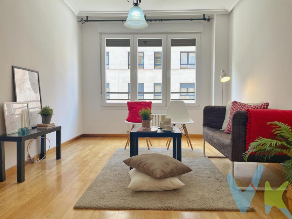 Piso ubicado en el barrio de Viesques, una de las zonas más demandadas de Gijón. Barrio abierto y soleado con muchas zonas verdes en los alrededores.El piso está en perfecto estado de conservación. Cuenta con un amplio salón, cocina totalmente equipada y dos habitaciones. Todas estas estancias son exteriores.  El inmueble también cuenta con dos baños, uno de ellos incorporado a la habitación principal.Dispone de plaza de garaje y trastero en el mismo edificio y tiene posibilidad de segunda plaza de garaje (opcional). El complejo residencial cuenta con amplias zonas comunes para mayor comodidad y disfrute.¿Quieres verlo? Pues solo has de ponerte en contacto conmigo y te lo enseño encantada. ¡No dejes pasar la oportunidad! Recuerda que en el precio no están incluidos ni el Impuesto de Transmisiones ni gastos registrales y de notaría.   