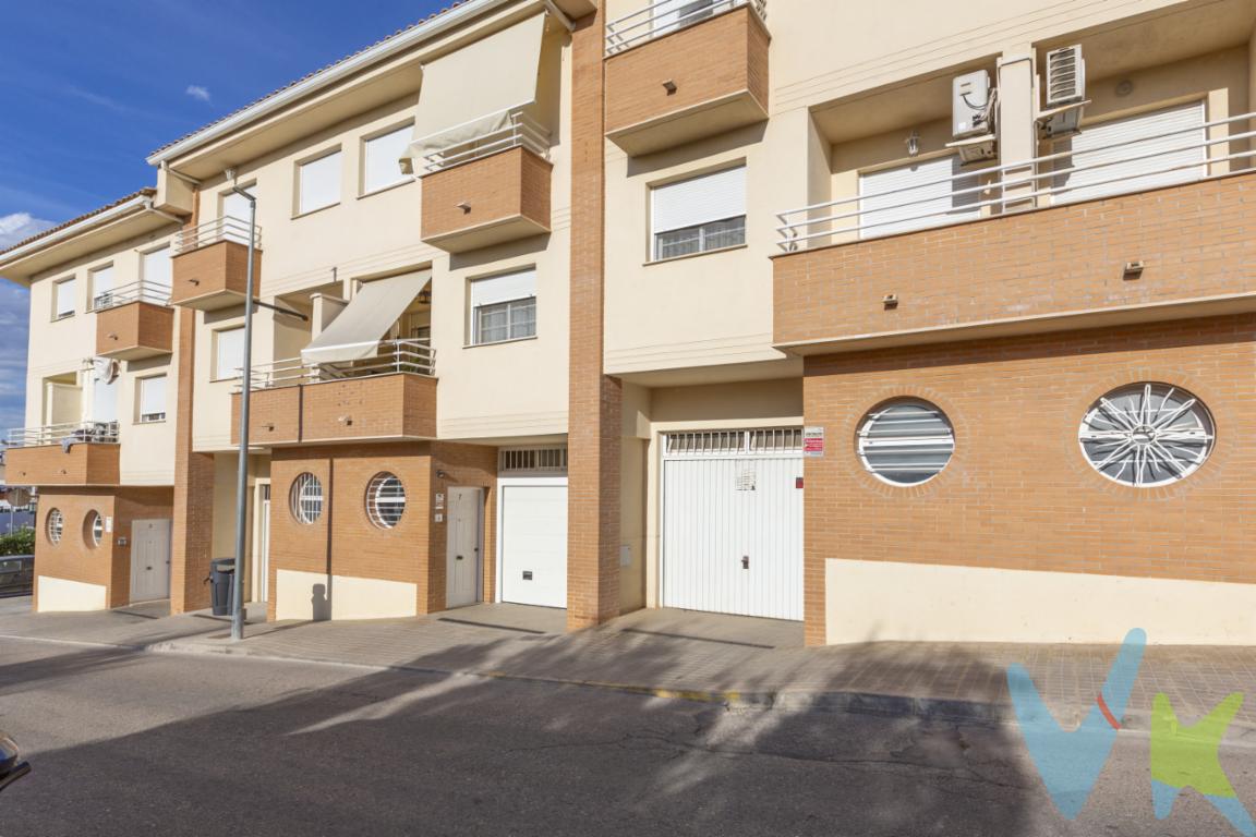  ¡Atención amantes de la vida tranquila y los entornos naturales! Se presenta una espectacular oportunidad para adquirir una casa en el idílico municipio de Vilamarxant. Esta propiedad excepcional ofrece un espacio inigualable para aquellos que desean disfrutar de una vida relajada, rodeada de tranquilidad y belleza.Este magnífico inmueble cuenta con cuatro amplias y luminosas habitaciones, diseñadas para proporcionar el máximo confort y espacio a toda la familia. Cada habitación ofrece una perfecta combinación de elegancia y funcionalidad, garantizando así un hogar acogedor y cómodo para sus nuevos propietarios.La casa dispone de un baño funcional, equipado con todos los elementos necesarios para el día a día. Su diseño elegante y la elección de materiales de alta calidad aseguran un espacio práctico y sofisticado, pensado para ofrecer la máxima comodidad a sus residentes.El garaje incluido en esta propiedad es ideal para guardar su vehículo de forma segura. Proporciona la tranquilidad de saber que su coche está protegido frente a las inclemencias del tiempo y cuenta con espacio suficiente para ser utilizado como taller o para almacenamiento adicional.Un valioso trastero completa las instalaciones de este hogar. Este espacio de almacenamiento adicional es perfecto para mantener la casa ordenada y organizada, permitiendo conservar objetos, herramientas o equipamiento deportivo de forma discreta y segura.La zona ajardinada de la propiedad merece una mención especial. Este encantador espacio verde ofrece un refugio perfecto para disfrutar al aire libre, ya sea tomando el sol, relajándose con un libro o compartiendo agradables momentos en familia. Un lugar ideal para cultivar su propio jardín, crear una zona de juegos para los más pequeños o simplemente dejar volar su imaginación.La ubicación de esta casa no podría ser más ideal. Situada en la pintoresca localidad de Vilamarxant, combina la paz y la tranquilidad del entorno rural con la proximidad a los servicios y comodidades esenciales. La comunidad ofrece un ambiente seguro y acogedor, perfecto para familias y personas que valoran la calidad de vida.Esta propiedad está perfectamente conectada, facilitando el acceso a los principales puntos de interés de la zona. Se encuentra cerca de centros educativos, tiendas locales y una amplia gama de servicios que garantizarán una vida práctica y cómoda. Además, las conexiones de transporte permiten llegar rápidamente a las localidades cercanas y a la vibrante ciudad de Valencia.En resumen, esta casa en Vilamarxant es una oportunidad única para aquellos que valoran la tranquilidad, el espacio y la comodidad. Su diseño funcional, instalaciones completas y entorno privilegiado la convierten en la opción perfecta para empezar una nueva etapa de vida.No pierda esta oportunidad de hacer suyo este impresionante hogar. Le invitamos a visitar esta propiedad para apreciar personal y detalladamente cada uno de sus encantos. ¡No espere más y descubra el hogar de sus sueños en Vilamarxant!__________________  Nuestro servicio con cada uno de nuestros clientes es en exclusividad, por lo que nosotros le garantizamos un servicio de calidad y sencillo sin interferencias de terceros, nuestra inmobiliaria trabaja con exclusividad compartida, por lo que estaremos encantados de colaborar con cualquier agencia o particular que esté interesado en el inmueble. Por ese motivo, se ruega no molestar al propietario o inquilinos de la propiedad. Si usted es un posible cliente o agente inmobiliario, interesado en esta propiedad, no dude en llamarnos a nosotros, estaremos encantados de colaborar. El precio indicado no incluye los honorarios de intermediación inmobiliaria, que deberán ser abonados por el comprador de forma independiente. 