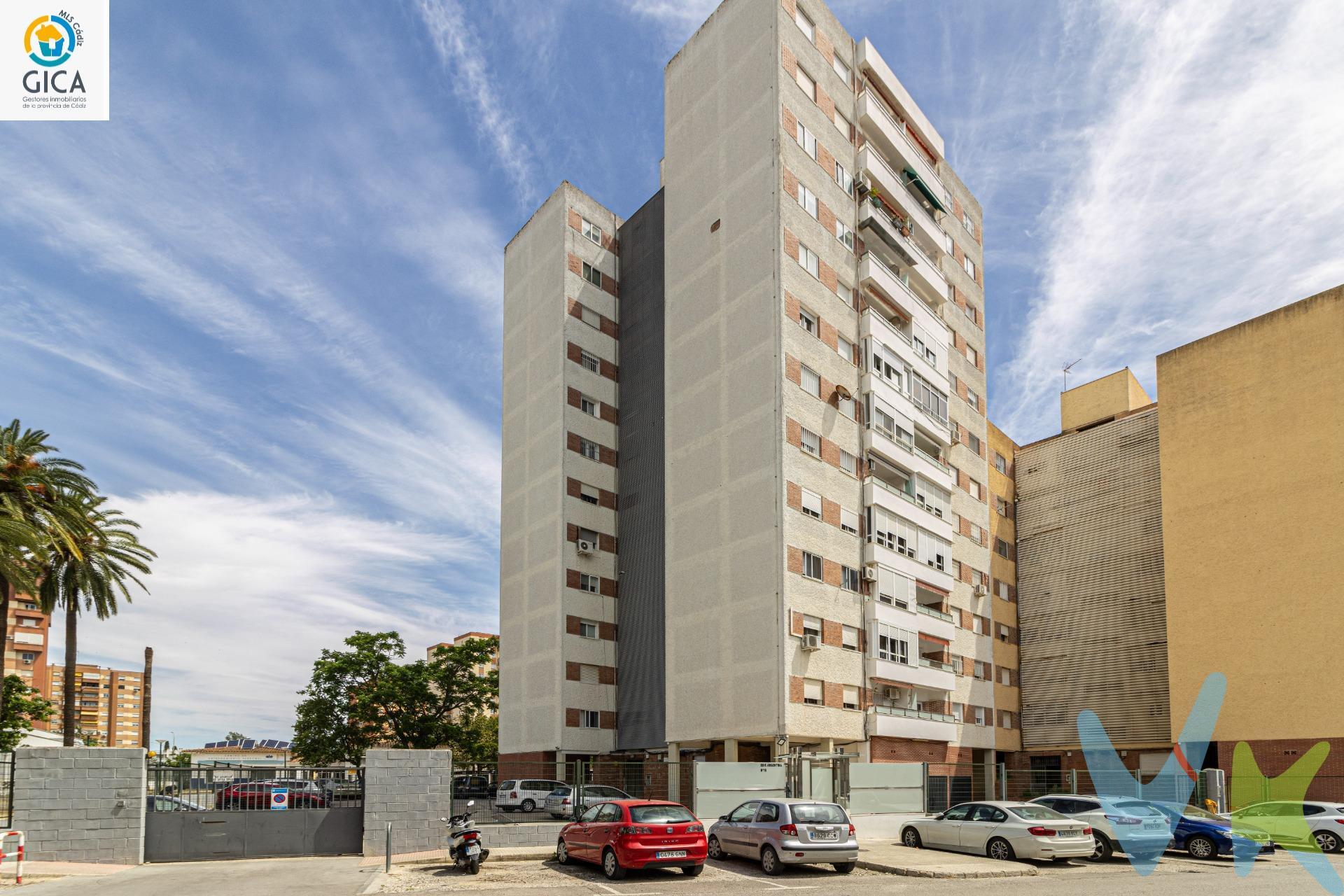 Descubre este fantástico piso ubicado en una urbanización cerrada en la zona de San Joaquín. Reformado en fontanería, electricidad, baño y cocina, esta propiedad ofrece un entorno cómodo y funcional para toda la familia. Cuenta con 3 dormitorios que se adaptan a tus necesidades diarias. Además del baño principal dispone también de un aseo adicional para mayor comodidad. El inmueble se vende totalmente amueblado e incluye splits frío-calor instalados en cada estancia, garantizando así el confort durante todo el año. La comunidad ofrece servicios como agua incluida entre sus gastos comunes; además tendrás acceso a uno de los mejores clubes de la zona gracias a las acciones que se entregarán a la venta. Una zona donde pasar el verano con la familia y amigos, ya que cuenta con un bar con deliciosas comidas caseras y 3 PISCINAS, donde los más pequeños lo pasarán en grande. Edificio con dos ascensores y cámaras de vigilancia. La ubicación es inmejorable al estar rodeada por autobuses cercanos, y centros comerciales, ideales para satisfacer todas tus demandas cotidianas sin complicaciones adicionales. Por si fuera poco, cerca encontrarás colegios, lo cual hace aún más atractivo vivir aquí. Si buscas calidad, paz, luz natural, vistas despejadas, y unas comodidades excepcionales, no dudes más.. ¡Este pisito puede ser tu nuevo hogar!. Informamos a nuestros clientes de que los gastos de notaría, registro, gestoría, impuestos y los honorarios de la agencia no están incluidos en el precio. A su vez, disponemos del documento informativo abreviado de la propiedad (según decreto 218/2005, del 11 de octubre) y de seguro de caución, para la protección del dinero entregado como señal para la reserva de una vivienda. Por mandato expreso del propietario, comercializamos este inmueble en exclusiva, lo que le garantiza el acceso a toda la información, a un servicio de calidad, un trato fácil, sencillo y sin interferencias de terceros. Por este motivo, se ruega no molestar al propietario, a los ocupantes de la propiedad o a los vecinos. Muchas gracias por su comprensión. 