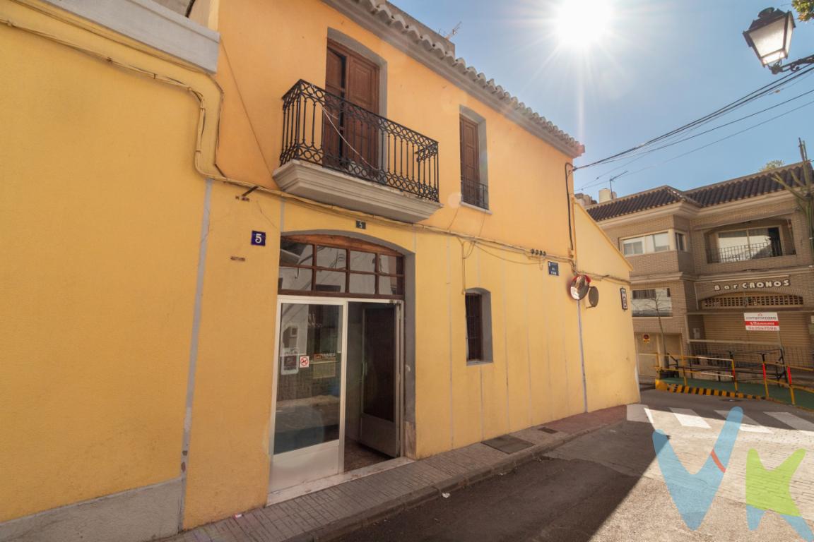 En la calle del Horno de Gilet se esconde una vivienda con 172 m² construidos (157 m² útiles) que respira historia desde 1945. Bajo su tejado original y protegiendo un antiguo horno de pan que aún se mantiene, esta casa conserva la solidez de sus muros portantes y las alturas que invitan a soñar con dobles alturas. Tres estancias de generoso tamaño y un baño de trazo clásico dan paso a un patio de luces que acaricia cada rincón con luz natural; un espacio íntimo donde el aire fresco se filtra entre paredes, listo para transformarse en jardín vertical, rincón de lectura o pequeño vergel urbano.Este inmueble, ahora en venta, es una magnífica casa adosada ubicada en el centro del encantador municipio de Gilet. Ofrece una oportunidad única para aquellos que buscan una residencia amplia y repleta de carácter. Esta propiedad promete espacio y confort en un entorno tranquilo y lleno de historia.La casa te recibe con una planta baja en la que encontrarás el antiguo horno, con su despacho de pan, su horno de leña y el espacio desde antaño utilizado para amasar el pan. La cocina con una bancada lineal se abre al patio en el que se encuentran una pequeña terraza, el lavadero y el baño, con luz natural. En la misma planta, desde la entrada principal en el lado derecho, se abre el comedor que conserva las alhacenas a ambos lados de una chimenea y da paso a una habitación al fondo, y a las escaleras por las que se accede a la parte superior. En la planta superior se encuentran dos habitaciones, una con balcón y la otra con ventana, que dan a la calle principal.El entorno natural que rodea a esta casa adosada en Gilet añade un valor incalculable. Este municipio, conocido por su serenidad y belleza escénica, es el lugar perfecto para quienes desean escapar del ajetreo urbano sin renunciar a la comodidad. La cercanía a la naturaleza ofrece numerosas oportunidades para actividades al aire libre, desde caminatas pintorescas hasta jornadas de ciclismo o simplemente disfrutar de un día de campo.Por otro lado, su ubicación estratégica facilita el acceso a servicios y facilidades a tan solo unos minutos. Gilet cuenta con una buena conexión de transporte, lo que permite desplazarse fácilmente a ciudades y pueblos cercanos. Los residentes encontrarán en el área supermercados, colegios y centros de salud, asegurando que todas las necesidades diarias estén cubiertas sin complicaciones.La propiedad en sí misma es un legado de una época y estilo arquitectónico que difícilmente se encuentra hoy en día. Las características originales de la construcción del año 1945 añaden un encanto especial que se percibe desde el primer vistazo. Esta casa adosada es más que una simple residencia; representa una oportunidad de inversión continua en un área que mantiene su atractivo a lo largo del tiempo. Su adquisición no solo garantiza un hogar de ensueño para los actuales, sino también un valor en crecimiento para el futuro.Invitamos  los interesados a visitar esta inigualable propiedad en Gilet. Experimenten en persona el encanto y potencial de esta casa adosada, un refugio que promete ser el escenario de nuevos recuerdos.  OBSERVACIONES:  En nuestra agencia contamos con el distintivo de Agentes de Intermediación Inmobiliaria de la Comunitat Valenciana (Número de registro RAICV 1394) y cumplimos con todos los requisitos que debe tener un profesional del sector inmobiliario.Por mandato expreso del propietario, comercializamos este inmueble en exclusiva, lo que le garantiza el acceso a toda la información, a un servicio de calidad, un trato fácil, sencillo y sin interferencias de terceros. Si usted es agente inmobiliario y tiene un cliente para este inmueble, llámenos estaremos encantados de colaborar.  El precio indicado no incluye gastos ni otros conceptos. A tal efecto, se informa que al referido precio habrá que añadirle los gastos propios de la transmisión inmobiliaria, entre los que cabe enumerar los siguientes: honorarios notariales, impuesto al que se encuentre sujeta la transmisión (Impuesto sobre el Valor Añadido o Impuesto sobre Transmisiones Patrimoniales y Actos Jurídicos Documentados, según el caso), gastos de inscripción en el Registro de la Propiedad y honorarios de intermediación de la agencia inmobiliaria. ¿Qué te ofrecemos en nuestra agencia?  - Agilizamos y hacemos más cómodo el proceso.  - ¡Nos ocupamos de todo! Cero preocupaciones.  - Recibe apoyo legal y fiscal durante todo el proceso. - Experto inmobiliario 100% a tu lado.  - Asistencia post venta ¡Seguimos a tu lado!  Si deseas saber más, no dudes en ponerte en contacto con nosotros. 