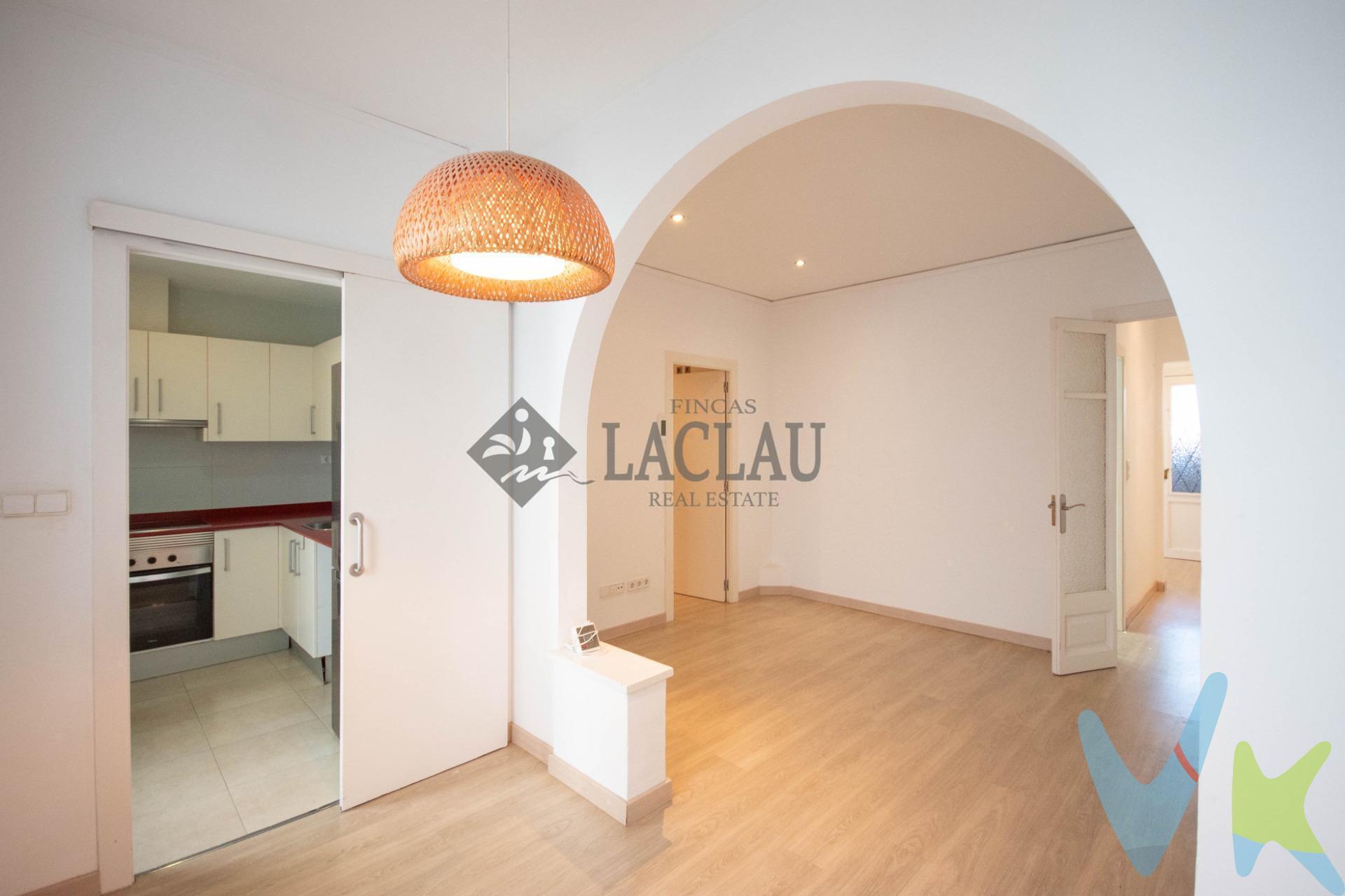 Encantador piso antiguo reformado en pleno corazón de Sitges. Situado en una tranquila calle del centro de Sitges, este piso antiguo completamente reformado combina el encanto clásico con las comodidades modernas. A solo 5 minutos de la playa, te permitirá disfrutar de la vida costera en una ubicación privilegiada. El inmueble cuenta con un amplio salón-comedor, ideal para momentos de relax y encuentros familiares. La cocina, moderna y funcional, se conecta con una galería que funciona como lavadero, facilitando el día a día. . Dispone de tres habitaciones: dos dobles con armarios empotrados y una individual, perfectas para familias o para crear un espacio de oficina o invitados. El baño completo con plato de ducha para ofrecer confort. Además, un balcón a la calle proporciona un espacio para disfrutar del ambiente urbano y las vistas. Los suelos de parquet aportan calidez y elegancia a la vivienda, para ofrecer todas las comodidades en un entorno tranquilo y cercano a comercios, servicios y la playa. El precio no incluye impuestos (ITP, IVA y AJD), ni gastos de notario ni registro. Ref.09587RM. . 