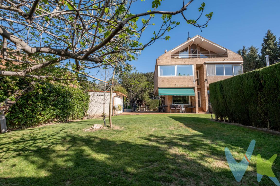 "Oportunidad excepcional por cambio de residencia: vivienda ajustada a valor de referencia catastral, garantizando una transacción rápida y máxima seguridad fiscal para el comprador.". Exclusivo chalet independiente en Casablanca, una de las zonas más privilegiadas de Zaragoza.  .  En un enclave único que combina una excelente ubicación con absoluta tranquilidad, presentamos esta espectacular vivienda unifamiliar independiente, ideal para quienes buscan confort, amplitud y una alta calidad de vida.  .  La propiedad se alza sobre una amplia parcela de 988 m² y cuenta con piscina privada, en un entorno perfecto para disfrutar del exterior con total privacidad.  .  Esta luminosa vivienda, con grandes ventanales que inundan cada estancia de luz natural, se distribuye en tres plantas:.  	🔸En la planta calle (69 m²) encontramos un amplio recibidor, un aseo de cortesía, una gran cocina independiente y un salón espacioso. Además, en esta misma planta, y anexo a la vivienda, hay un garaje para dos vehículos, una bodega y un baño completo, pensados para maximizar la comodidad diaria y ofrecer una excelente acogida a tus visitas.  	🔸A través de unas elegantes escaleras voladas, accedemos a la primera planta (93 m²), donde nos espera una magnífica suite principal con baño privado, junto a dos amplios dormitorios individuales que comparten un baño completo ubicado en el pasillo.  	🔸Por una puerta que aporta privacidad, subimos a la última planta: un ático tipo mini loft de 53 m², con un diseño encantador y gran potencial. Dispone de un moderno baño completo y dos terrazas privadas que lo convierten en un auténtico refugio. Solo le falta la cocina para transformarse en un apartamento totalmente independiente.  .  Además, la vivienda fue concebida con la posibilidad de incorporar un ascensor que conecte cómodamente todas las plantas, una previsión del arquitecto que añade un valor extra a esta magnífica propiedad.  .  Una oportunidad única para vivir en un entorno tranquilo, con estilo y todas las comodidades que tu familia merece. ¿hablamos?. 