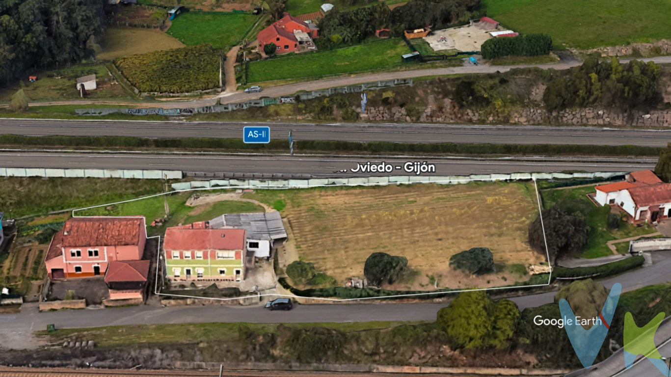¡Gran Oportunidad en Oviedo! Casa Independiente con Terreno en La Corredoria (Zona Frera) Superficie: 140 m² | Dormitorios: 6 | Baños: 3 | Parcelas rústicas incluidasDescripción General ¿Buscas la tranquilidad del entorno rural sin renunciar a las comodidades de la ciudad? Esta fantástica propiedad independiente, ubicada en la demandada zona de Frera (La Corredoria, Oviedo), es la oportunidad perfecta tanto para familias numerosas como para inversores que busquen un proyecto con infinitas posibilidades. Mas de 2000 metros de parcela.La vivienda cuenta con 140 m² distribuidos en dos plantas completamente funcionales, ofreciendo un espacio idóneo para adaptarlo a tus necesidades o incluso para dividirlo en dos viviendas independientes.Distribución de la Vivienda Planta Baja: Cuenta con estancias amplias, cocina equipada, baño y dormitorios, con acceso directo al entorno de la casa.Planta Primera: Dispone de una segunda cocina, dos baños y el resto de los dormitorios, inundados de luz natural gracias a su orientación y ventanales.En total: La casa ofrece 6 amplios dormitorios, 3 baños y 2 cocinas independientes.Exteriores y Construcciones Anexas La propiedad se encuentra en una parcela privilegiada rodeada de distintas parcelas de uso rústico, ideales para jardín, zona de recreo o cultivo de huerta propia. Además, incluye como anexos:Una antigua cuadra con gran encanto y potencial de reforma.Varios almacenes perfectos para garaje, taller, zona de almacenaje o herramientas.Estado y Ubicación La estructura y el interior de la casa se encuentran en buen estado de conservación general, lo que permite entrar a vivir o comenzar a disfrutarla desde el primer día, aunque admite algunas mejoras estéticas y actualizaciones para transformarla en la casa de tus sueños.Ubicada en la zona de Frera, disfrutarás de un paisaje verde, despejado y tranquilo (con vistas espectaculares a la montaña como se aprecia en las imágenes), estando a solo unos minutos a pie o en coche del centro de La Corredoria y de Oviedo, con acceso inmediato a colegios, supermercados, centros de salud y transporte público.Características Clave Casa bifamiliar potencial (2 cocinas).6 habitaciones ideales para familias o turismo rural.Gran terreno rústico para huerta.Anexos con alta capacidad de almacenamiento.Ubicación estratégica: Naturaleza al lado de la ciudad.¡No dejes escapar esta oportunidad única en la zona! Contacta con nosotros para coordinar una visita sin compromiso.