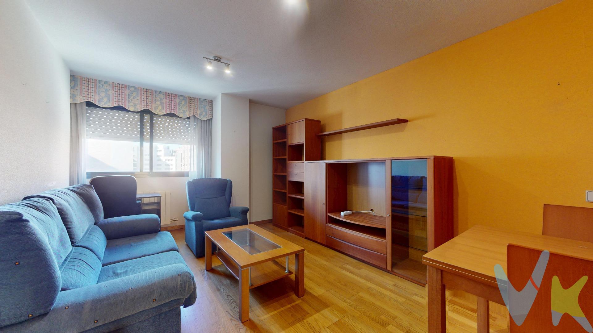 Imagina llegar a casa y sentir, nada más abrir la puerta, esa calidez silenciosa que solo tienen los lugares donde todo encaja. Eso es lo que encontrarás en este piso exterior y luminoso, ubicado en la quinta planta del edificio Apolo, en Manuel Azaña 19, una de las zonas más valoradas de Parquesol. Desde el primer paso, la luz de su orientación oeste acompaña cada rincón. Lo verás en el salón, muy acogedor y soleado toda la tarde; lo escucharás en el silencio de una vivienda tranquila y bien aislada; y lo sentirás en el confort que generan sus suelos de tarima y su ambiente cálido. La distribución es práctica y equilibrada: dos dormitorios con tres armarios empotrados, un baño completo y una cocina independiente en buen estado, pensada para el día a día. La calefacción individual de gas natural te permite controlar tu consumo; el garaje y el trastero aportan ese extra tan necesario en la vida diaria; y el edificio, construido en 2.000 y dotado de ascensor, ofrece comodidad y seguridad. Todo ello en una comunidad familiar, estable y cuidada. Vivir en Parquesol significa tenerlo todo a mano: colegios, institutos, comisaría de policía local y nacional, centro de salud, centro cívico, iglesias, zonas deportivas, parques, senderos, supermercados, comercio de proximidad, bares y restaurantes. Un barrio muy demandado, bien comunicado por transporte público y con una calidad de vida difícil de igualar en Valladolid. Tanto si buscas tu primera vivienda, como si deseas estar cerca de tus hijos o si eres inversor, este piso es una oportunidad real: buena ubicación, edificio moderno, todas las comodidades y muy poca oferta disponible en la zona. Una combinación que genera valor presente y futuro. En Inmobiliaria Cristino Torío te acompañamos para que no solo encuentres un piso, sino un lugar donde sentirte bien desde el primer momento. Llama ahora y descubre cómo puede ser tu próximo hogar en Parquesol. Tu casa está aquí. La vivienda tiene un precio de 179.900.-€ + gastos e impuestos por cuenta de los compradores. Además, tiene unos honorarios al comprador de 7.000.- € + IVA. Los precios puedes ser susceptibles de modificación, sin previo aviso. 