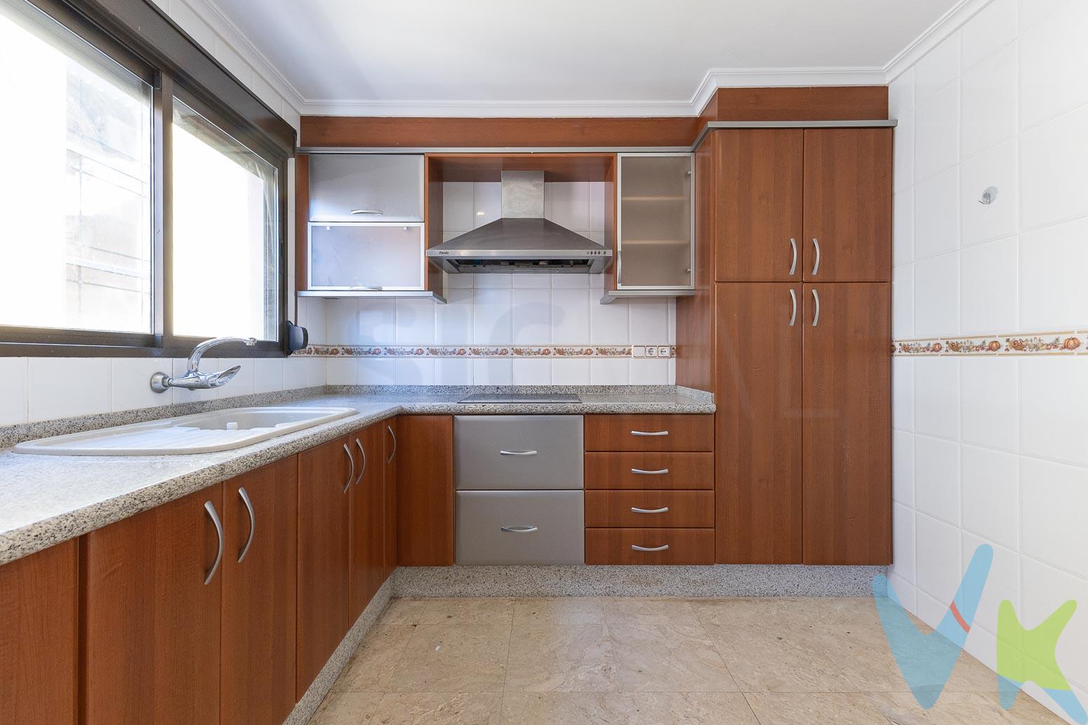 AMPLIA VIVIENDA EN PLENO CENTRO DE TAVERNES CON GRAN TERRAZA PRIVADATe presentamos esta magnífica vivienda situada en pleno corazón de Tavernes, junto a la zona de la plaza y el Ayuntamiento, una ubicación privilegiada que combina comodidad, servicios y vida urbana.La vivienda destaca por su amplitud, luminosidad y excelente distribución, ideal tanto para familias como para quienes buscan espacio en una ubicación céntrica. Dispone de un gran salón, varias estancias exteriores con buena entrada de luz natural y una cocina amplia tipo office, perfecta para el día a día.Cuenta con 3 habitaciones espaciosas, algunas con armarios empotrados, y estancias versátiles que se pueden adaptar como dormitorio, despacho o zona de ocio.Uno de sus grandes atractivos es su impresionante terraza privada en la parte superior, un espacio ideal para disfrutar del aire libre, reuniones o simplemente relajarse con vistas despejadas al entorno y la montaña.Además, la vivienda dispone de zona de almacenaje/trastero, aportando un extra muy valorado. Ubicada en una zona inmejorable, tendrás a pocos pasos:Ayuntamiento y plaza principalComercios, supermercados y farmaciaCentros educativosRestauración y ocioServicios esenciales También cuenta con buena conexión mediante transporte público, facilitando el acceso a otras zonas del municipio y alrededores.Una oportunidad única de vivir en el centro con espacio, luz y una gran terraza. CONDICIONES ECONÓMICAS Y LEGALESPVP: [135.000EUR]Gastos e impuestos no incluidos en el precio. La compra conlleva impuestos y gastos de formalización para el comprador.En las segundas transmisiones, el Impuesto de Transmisiones Patrimoniales (ITP) puede ascender, con carácter general, aproximadamente al 10 % del precio de compraventa, conforme a la normativa vigente en la Comunidad Valenciana. No obstante, dicho impuesto puede verse bonificado, pudiendo aplicarse un tipo reducido del 6 % o incluso del 4 %, siempre que la parte compradora y el inmueble cumplan los requisitos legalmente establecidos para ello.La compraventa se realizará con gastos según ley, por lo que los gastos de notaría y registro de la propiedad serán asumidos conforme a lo dispuesto en la normativa aplicable. A título orientativo, dichos gastos, según aranceles oficiales, pueden situarse aproximadamente entre 400 EUR y 800 EUR, dependiendo del precio final y de las circunstancias de la operación.Honorarios de intermediación inmobiliaria no incluidos en el precio: 4 % más IVA sobre el precio final de venta.Se informa al consumidor que la agencia actúa como intermediaria inmobiliaria en la operación, estando cualquier eventual compraventa y sus condiciones sujeta a la aceptación expresa del propietario o vendedor y a la posterior formalización del correspondiente contrato de arras.El consumidor tiene, conforme a la normativa vigente, a su disposición información y documentación adicional relativa al inmueble, pudiendo consultarla en la agencia inmobiliaria.La información contenida en este anuncio tiene carácter meramente informativo y no contractual, pudiendo estar sujeta a errores u omisiones involuntarias.