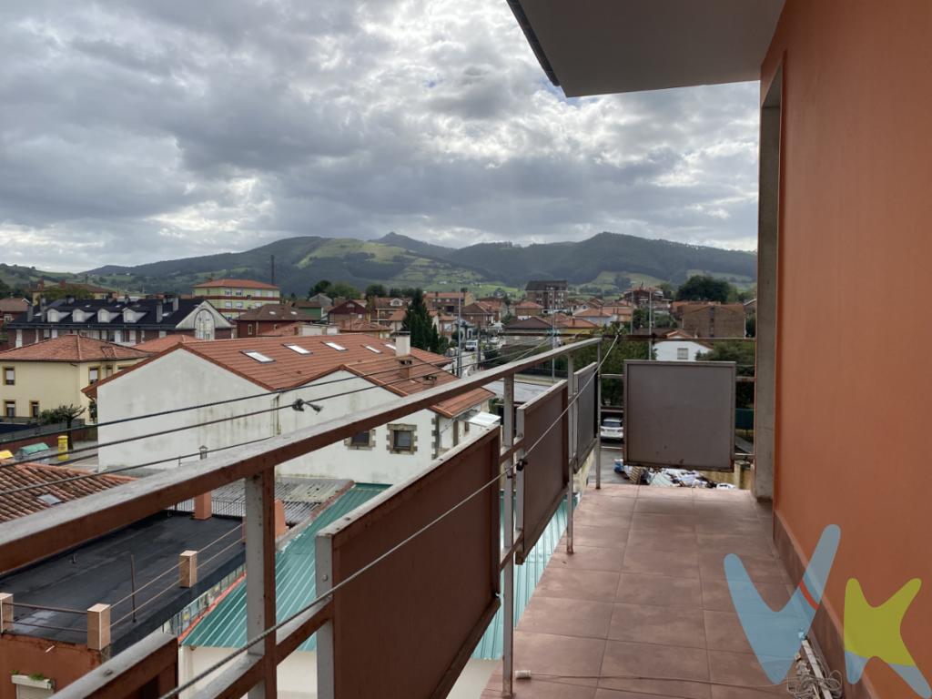 Vivienda con gran potencial en Tanos, una zona residencial de Torrelavega bien comunicada y con todos los servicios necesarios para el día a día.El piso cuenta con aproximadamente 74 m² construidos, distribuidos en 3 habitaciones, sala, cocina independiente y baño.La vivienda requiere actualización y reforma, lo que ofrece una excelente oportunidad para adaptarla completamente al gusto y necesidades de sus nuevos propietarios. No obstante, ya dispone de varias mejoras importantes que suponen un buen punto de partida: las ventanas han sido sustituidas por ventanas de PVC con doble acristalamiento y cuenta con calefacción individual de gas natural.Además, los alicatados de la cocina y del baño fueron renovados hace aproximadamente 8 años.Otro de sus puntos fuertes es el buen estado general del edificio. El tejado fue renovado hace unos 6 años y la fachada aproximadamente hace 4 años. Asimismo, el edificio tiene pasada la Inspección Técnica correspondiente.La vivienda disfruta de una excelente orientación sureste, que proporciona muy buena luminosidad durante gran parte del día, además de unas agradables vistas despejadas.Una buena oportunidad en Tanos para crear tu vivienda habitual a medida, partiendo de una base que ya cuenta con importantes mejoras realizadas.Solicita información y ven a conocer todas las posibilidades que ofrece este piso.Gastos e Impuestos no incluidos en el precio. Compra sujeta a ITP. El comprador se hará cargo de los costes de la escritura e inscripción en el Registro de la Propiedad. Más información en www.activanorte.comHonorarios al comprador: 1% del precio de venta + IVA por gestión de venta.