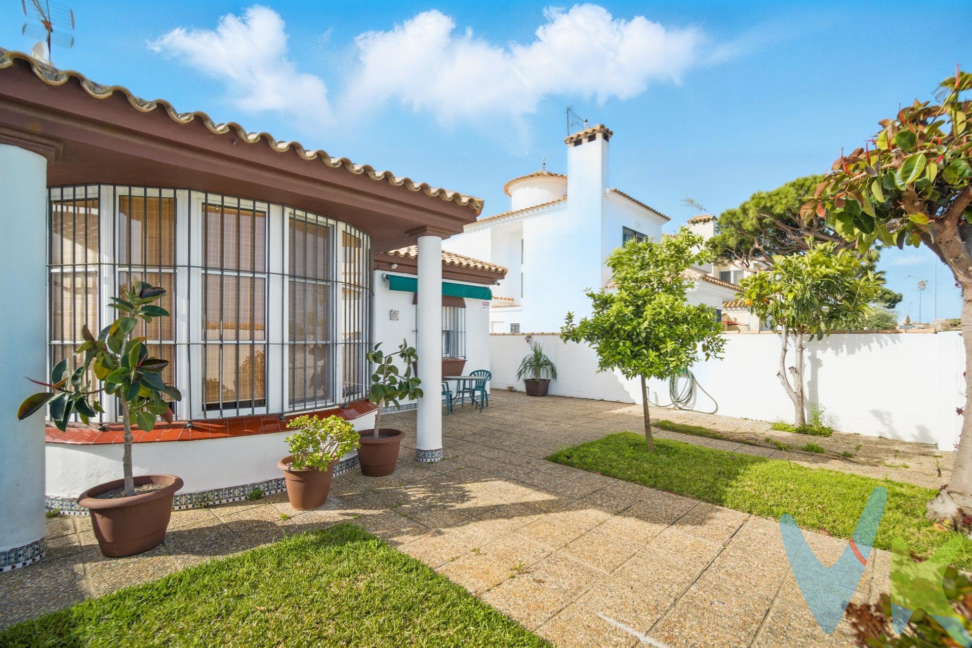 Descubre este espectacular chalet ubicado en la cotizada zona de Sancti Petri, a pocos pasos del mar y el antiguo puerto pesquero. Con una superficie construida de 86 m² sobre una generosa parcela de 400 m², esta propiedad está diseñada para ofrecerte comodidad y calidad. Cuenta con dos amplias habitaciones dobles, una habitación sencilla y tres baños que incluyen un baño en suite ideal para tu privacidad. Disfruta del aire acondicionado presente en todas las estancias, perfectas tanto para los calurosos días veraniegos como para relajarte durante todo el año. El exterior no se queda atrás; cuenta con un hermoso jardín donde podrás disfrutar momentos al aire libre junto a su piscina privada o organizar inolvidables reuniones familiares bajo el acogedor porche trasero equipado especialmente pensando en tus mejores recuerdos. Además, tendrás acceso a barbacoa perfecta para esos días soleados. La carpintería interior es toda madera aportando calidez al ambiente mientras que la orientación sur garantiza luminosidad natural durante todo el día ¡Así mismo tendrás cerca paradas autobús facilitándote así desplazamientos hacia La Barrosa! Esta casa te espera lista 'para entrar a vivir'. No pierdas esta oportunidad única valorada actualmente en €650.000. Comercializamos este inmueble en exclusiva, lo que le garantiza el acceso a toda la información y un servicio de calidad. En cumplimiento del Decreto de la Junta de Andalucía 218/2005 del 11 de Octubre, se informa al cliente que los gastos notariales, registrales, ITP y otros gastos inherentes a la compraventa no están incluidos en el precio. Igualmente disponemos del Documento Informativo Abreviado de la Propiedad (D.I.A) , y de un Seguro de Caución para garantizar las cantidades entregadas a nuestra Agencia en concepto de Reserva y/o Arras.