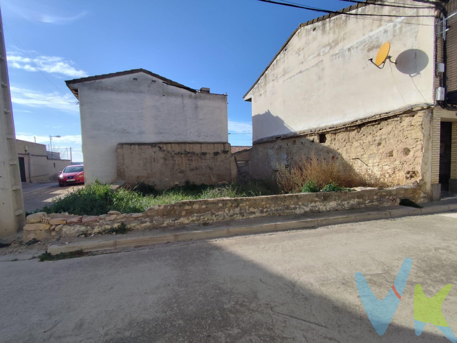TERRENO URBANO DE 86 M² ÚTILES EN SAN MATEO DE GALLEGO - ZARAGOZA. ¡OPORTUNIDAD ÚNICA! SE VENDE SOLAR URBANO de 77 m² útiles en la tranquila localidad de San Mateo de Gállego. Perfecto para construir tu hogar a medida. ¡No dejes pasar esta oferta!. Población muy tranquila a escasos kilómetros de Zaragoza. . No te pierdas nuestro reportaje fotográfico con las zonas mas representativas de este pueblo, tales como la acequia de Camarera, que también recibe el nombre de Candeclaus, que cruza el casco urbano de la población con un bonito paseo. . LLÁMANOS Y TE INFORMAREMOS. . BUSCAMOS SOLUCIONES🏡,. ENCONTRAMOS HOGARES💙. 