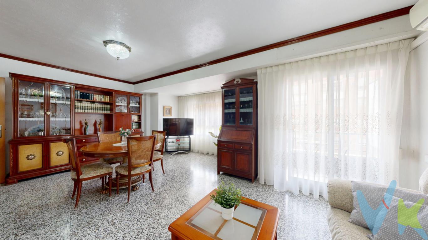 AMPLIO Y LUMINOSO PISO DE 140 M2 CON 4 HABITACIONES, BALCÓN AMPLIO Y ASCENSOR.¿Estás buscando la vivienda perfecta que al verla te convenza por completo de que es tu casa ideal? La casa preparada para convertirla en tu nuevo hogar. Se trata de una vivienda muy amplia de 140 m2 con 4 HABITACIONES y todos los servicios cerca: parada de metro, estación del AVE, autobús, colegios, hospital Doctor Peset, cafeterías, supermercados y muy bien ubicada, una de las zonas más cotizadas de Valencia. Ubicación perfecta para entrada y salida en coche, a un paso del centro de Valencia y con un ambiente tranquilo y joven. Hablemos del piso... Se encuentra en una tercera altura, luminoso, amplio y muy bien distribuido. El salón comedor destaca por sus grandes dimensiones con una entrada de luz natural y con salida a un balcón amplio con vistas despejadas y orientación este donde disfrutarás de momentos al aire libre. La cocina con mucha capacidad de almacenamiento y galería. Si pasamos a la zona de noche de la casa encontramos 4 habitaciones amplias, un aseo y un baño completo. La vivienda cuenta con aire acondicionado en el salón. No lo pienses más, ven a descubrir tu nuevo hogar y empieza a vivir como siempre habías deseado.MBI ABASTOS está inscrita en el Registro de Agentes de Intermediación Inmobiliaria de la Comunidad Valenciana RAICV 1525.La descripción del presente inmueble e imágenes tienen mero carácter informativo y en ningún caso carácter contractual, pudiendo ser modificados por la agencia inmobiliaria sin que ello implique responsabilidad alguna frente a terceros. No incluidos en el precio impuestos, gastos de notaría, registro ni honorarios de la agencia. Esta propiedad se pone a la venta con toda la documentación comprobada y en regla, por lo que ofrecemos GARANTIAS a los compradores.Por mandato expreso del propietario comercializamos este inmueble mediante contrato de multiexclusiva, por el cual numerosas agencias colaboradoras, nacionales e internacionales, ofrecen esta vivienda a sus potenciales compradores, todo ello garantizando un servicio de calidad, un trato fácil, sencillo y sin interferencias de terceros. Por este motivo, se ruega no molestar al propietario, a los ocupantes de la propiedad, a los vecinos o conserjes del edificio o urbanización si los hubiera. Muchas gracias por su comprensión. 