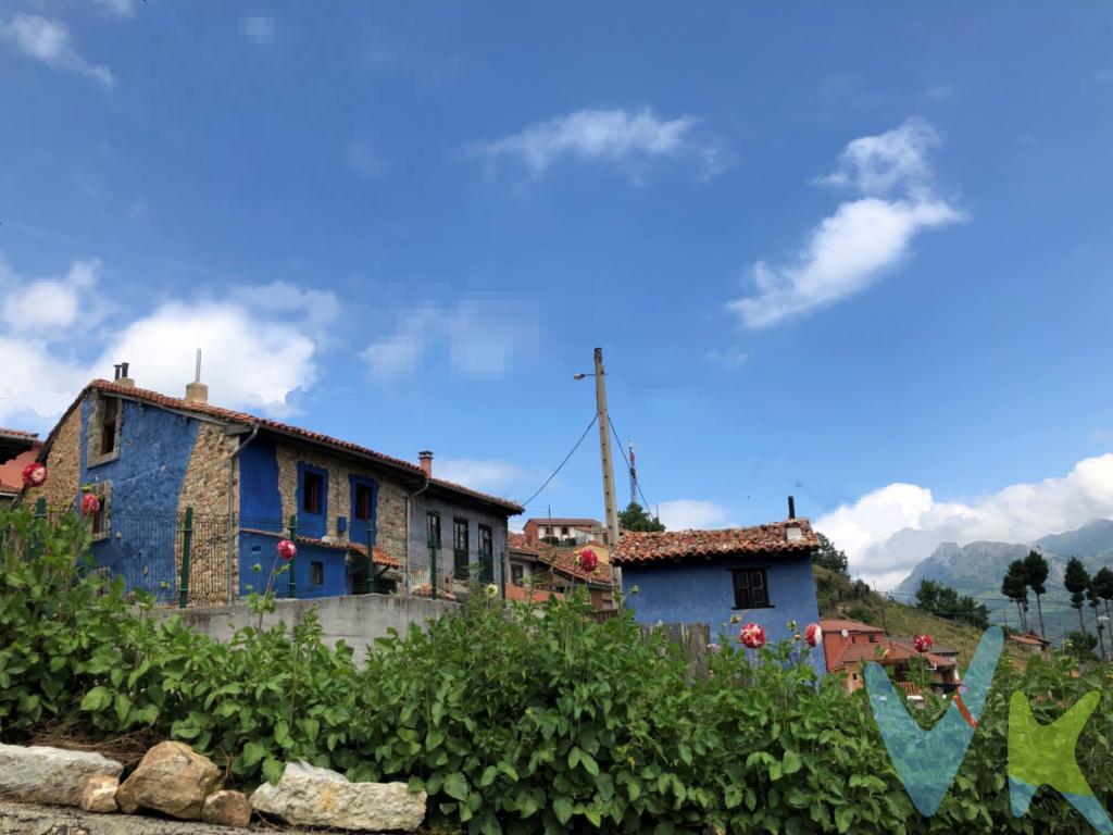 Encantadora casa de piedra totalmente reformada, amueblada y equipada para entrar a vivir, ubicada en el Parque Natural de las Ubiñas. La casa principal consta de tres plantas distribuidas a la manera tradicional;  la planta baja de un solo espacio donde se ubica la cocina y la zona de comedor, hay también un baño con plato de ducha y ventana; en la parte posterior existe una gran cuadra en origen estuvo unida a la planta baja (aún puede verse la puerta con el cargadero) que ofrece la posibilidad de ampliar la vivienda. Por las escaleras de castaño accedemos a la primera planta en la que se encuentra una de las habitaciones y el salón con dos ambientes; la tercera planta está enteramente ocupada por el dormitorio principal, con un bonito techo bajocubierta de madera y una encantadora ventana que ofrece la posibilidad de despertarse con unas espectaculares vistas de Las Ubiñas.

En la entrada de la casa a un lado de la antojana hay un pequeño cuarto donde se encuentran la lavadora y el calentador de agua y que hace las veces de despensa.

Frente la casa principal hay una segunda edificación de dos plantas que actualmente se utiliza como salón con chimenea la planta de arriba y como almacén la de abajo, junto a ella hay una  bonita terraza con parrilla a través de la cual se accede a la finca de unos 100 m2 llana.

Villamarcel es un pueblo de unos 60 vecinos, situado a unos 4 km de Bárzana, capital del concejo, donde podemos encontrar todos los servicios y una amplia oferta hostelera. No obstante diariamente suben al pueblo dos panaderas, dos veces por semana el pescadero y una vez por semana un camión tienda.

Esta espléndida casa se encuentra en uno de los parajes mas bonitos de Asturias con una oferta inmejorable en cuanto a deportes en naturaleza: a 5 min  la escuela de escalada del Llano y el embalse de Valdemuro habilitado para la práctica de deportes náuticos y escuela de pesca deportiva, por el pueblo pasa el Gran Recorrido de la Cordillera Cantábrica perfectamente señalizado, además de varias rutas de senderismo y cicloturismo, y en invierno la travesía a Peña Rueda o los picos del Huertu del Diablo hacen de él un lugar privilegiado para el esquí de travesía o las rutas con raquetas.