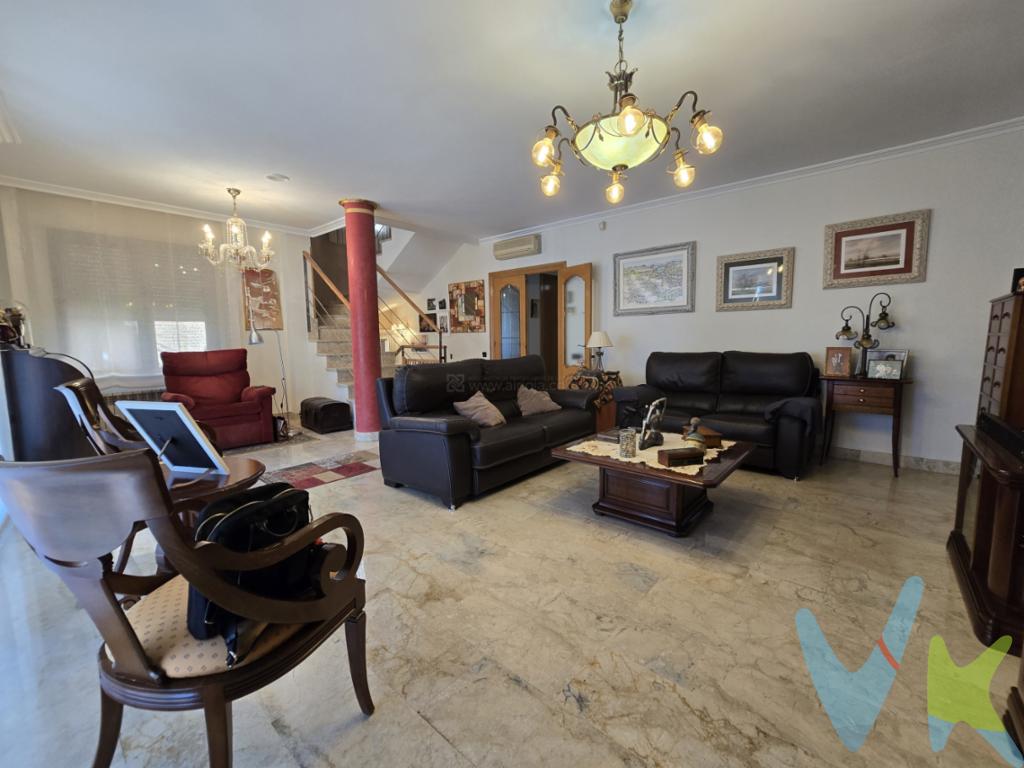 INMOBILIARIA SOLOZÁBAL presenta un exclusivo unifamiliar pareado en Avenida de MadridVenta de exclusiva casa en la tranquila y encantadora localidad de Lardero. Esta impresionante propiedad, construida en el año 2000, ofrece un espacio inigualable y comodidades ideales para aquellos que buscan una residencia espaciosa y bien equipada. Con 270.25 m² útiles distribuidos de manera armoniosa, esta vivienda se presenta como la opción perfecta para establecer su hogar definitivo.Consta de tres amplios dormitorios que invitan al descanso, proporcionando el confort necesario para toda la familia. Además, dispone de dos baños completos con ventilación natural y dos aseos modernos que facilitan la rutina diaria y optimizan la comodidad de tener varios moradores. La calidad en cada acabado convierte cada rincón de esta casa en un espacio acogedor y luminoso.En la planta de bajo cubierta dispone de una gran zona diáfana muy versátil con iluminación natural.Se beneficia de una superficie total construida de 291.95 m², garantizando espacios abiertos y áreas cómodas. El garaje con capacidad para 2 vehículos es una de las grandes ventajas de esta propiedad, proporcionando un espacio seguro y protegido para sus vehículos. Un práctico trastero añade aún más utilidad, ideal para almacenamiento adicional sin invadir las zonas comunes de la vivienda.El exterior de esta residencia es igualmente atractivo. Una magnífica piscina comunitaria que permitirá que los futuros propietarios disfruten de relajantes chapuzones durante los cálidos meses de verano. Este elemento de lujo añade valor y comodidad al hogar, convirtiéndolo en un lugar de descanso y recreo incomparable.Una zona ajardinada rodea la casa, ofreciendo un entorno natural y sereno para paseos tranquilos o para que los más pequeños jueguen al aire libre. Este extenso espacio verde aporta un toque de naturaleza que toda familia apreciará, perfecto para actividades al aire libre y reuniones con amigos.Este inmueble goza de una comunicación excelente, gracias a la proximidad de paradas de autobús, facilitando el acceso al transporte público y mejorando la conectividad con el centro urbano y otras localidades cercanas. La conveniencia de tener el transporte a poca distancia hace que esta propiedad sea aún más atractiva para aquellas personas que valoran la movilidad sin depender exclusivamente del coche.Con una distribución interior diseñada para maximizar el confort, esta casa es ideal para quienes buscan calidad de vida en un entorno apacible sin renunciar a las comodidades de una localidad activa. Lardero, por su parte, ofrece todos los servicios necesarios como colegios, centros de salud, supermercados y opciones de ocio, haciendo de esta localización una de las más buscadas por familias y profesionales.En resumen, esta casa de tres dormitorios, dos baños y dos aseos, amplias zonas comunes y excelentes instalaciones exteriores se presenta como una oportunidad única en Lardero para adquirir un hogar espectacular. No deje escapar la posibilidad de vivir en una propiedad que combina espacio, comodidad y una ubicación inmejorable. Contacte para concertar una visita y descubra por sí mismo lo que este inmueble tiene para ofrecer. Encontrar un lugar que realmente se sienta como un hogar nunca ha sido tan fácil. 