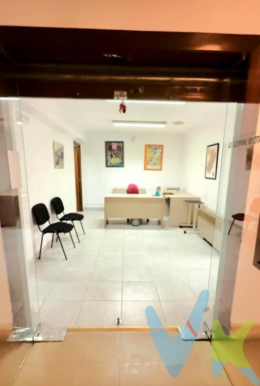  **Atención INVERSORES, A ESTA VIVIENDA CON 225 m para hacer TRASTEROS en Castellón, Zona Centro **En el corazón de Castellón, en la prestigiosa zona del Centro - Hospital - Plaza del Real, esta oficina ofrece una oportunidad única para establecer su negocio, ( con limitaciones, debido a las actuales normas urbanísticas), como por ejemplo ¡¡TRASTEROS!!, tan demandados actualmente. en un entorno dinámico y céntrico. Con una superficie útil de 225 metros cuadrados y 285 metros construidos, este inmueble destaca por su amplitud y comodidad, ofreciendo un espacio generoso. Antaño era una prestigiosa gestoría y aún conserva la LICENCIA EN VIGOR, por lo que si se quiere para ejercer la misma actividad, no sería problema.Situada en la segunda planta de un edificio histórico, construido en 1965, la oficina goza de una presencia distinguida que combina la elegancia de antaño. El ascensor facilita el acceso, garantizando comodidad para usted y sus clientes. El edificio ha sido cuidadosamente mantenido, y su ubicación estratégica en una de las zonas más solicitadas de la ciudad.La zona Centro - Hospital - Plaza del Real es reconocida por su animada actividad comercial y excelente conectividad. Con una amplia variedad de servicios a su alrededor, como restaurantes, tiendas y bancos, así como acceso rápido a transporte público, esta ubicación facilita la vida cotidiana tanto a empleados como a clientes.Además, la cercanía a instituciones importantes en la ciudad significa que estará siempre al corazón de las actividades económicas y culturales, lo que representa una ventaja significativa .No deje pasar la ocasión de visitar este magnífico espacio. Concertar una visita es sencillo y estaremos encantados de mostrarle esta oficina.Agencia Registrada con el número 1.399 en el Registro Obligatorio de Agentes Inmobiliarios de la Comunidad Valenciana. Puede consultar en la web de la GVA. Gastos e impuestos no incluidos en el precio. A título orientativo, en segundas transmisiones, el comprador abonará el Impuesto sobre Transmisiones Patrimoniales (ITP), cuyo tipo general en la Comunidad Valenciana es el 10% (*) sobre la base imponible, que será el mayor valor entre precio de compraventa, tasación o valor de referencia catastral. Gastos de notaría y Registro de la Propiedad: aproximado entre 1.000 y 2.000 euros (aranceles variables según precio, número de copias y complejidad). El comprador escoge libremente notario. El vendedor asume, por ley, los gastos que le correspondan, salvo pacto contrario. Si se precisa hipoteca, tasación, condiciones y costes bancarios según entidad elegida por el comprador; así como los gastos de gestoría y cualesquiera otros inherentes a la formalización de la compraventa. De acuerdo con la ley, no se incluyen en el precio otros gastos o tributos que legalmente correspondan al comprador. Los honorarios de intermediación inmobiliaria al vendedor no incluidos en el precio. Los honorarios de intermediación inmobiliaria al comprador: 2,5 % + IVA calculados sobre el precio de venta con un mínimo de 3.000 euros + IVA(*) Consultar condiciones concretas según circunstancias personales o régimen fiscal aplicable. Puedes llamar al y te informaremos de tu caso en concreto.El consumidor tiene derecho, conforme a la normativa vigente, a disponer de información y documentación adicional relativa al inmueble y condiciones de la compraventa, accesible en la sede física de la agencia situada en Avenida Rey Don Jaime nº74, 7ºB, Castellón de la Plana. La agencia actúa exclusivamente como intermediaria en la operación. Cualquier compraventa y sus condiciones quedan sujetas en todo caso a la aceptación expresa del vendedor del inmueble y a la posterior formalización del correspondiente contrato. El presente anuncio tiene carácter meramente informativo: la información suministrada se corresponde con la disponible a la fecha de publicación, pudiendo variar en función de las circunstancias o actualizaciones legales, contractuales y fiscales. 