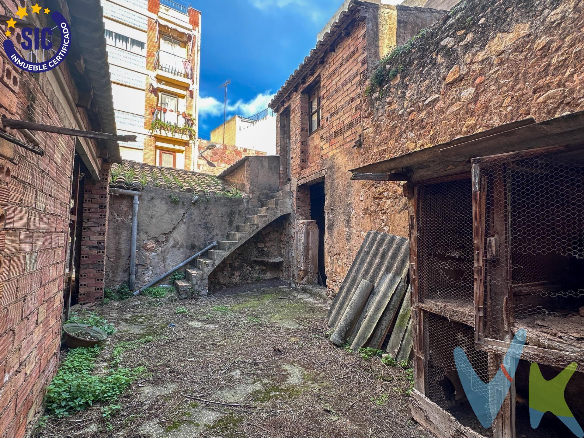 Presentamos un atractivo terreno urbano situado en la pintoresca parte alta del pueblo de Alcora. Este espacio cuenta con aproximadamente 150 metros cuadrados, actualmente designado como corral, lo que brinda una excelente oportunidad para aquellos interesados en construir su hogar ideal a medida y disfrutar de un encantador patio privado. Además, si eres inversor, este solar representa una opción estratégica perfecta: puedes desarrollar múltiples viviendas destinadas al alquiler y obtener así rendimientos atractivos a corto plazo. No pierdas esta valiosa oportunidad de adquirir un inmueble con potencial tanto residencial como comercial; el futuro te está esperando aquí. Este inmueble es en exclusiva, con lo que le facilitamos cualquier información sobre la vivienda. Por este motivo, solicitamos no molesten al propietario, ocupantes de la propiedad, vecinos o conserje de la comunidad. En todos los casos los precios expuestos son más impuestos y gastos derivados de la transmisión del inmueble.