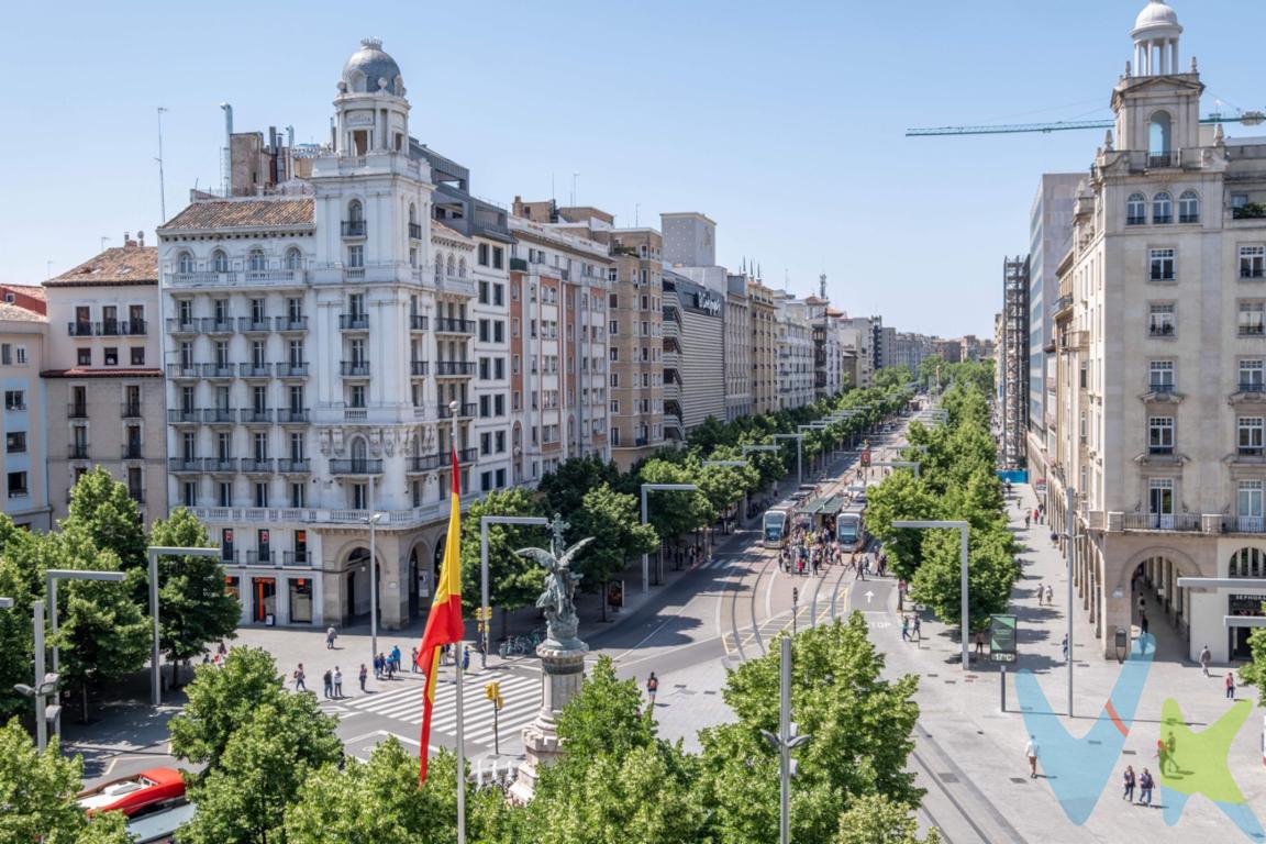 Hay lugares que no necesitan presentación, y Puerta Cinegia es uno de ellos. Si buscas despertarte con la luz del Paseo Independencia y cenar con las luces de Plaza España a tus pies, este es tu sitio. Un mirador privado al corazón de la ciudad. Lo más espectacular de esta vivienda no está solo en sus muros, sino en lo que ves a través de ellos. . - Una terraza impresionante rodea la propiedad, ofreciendo vistas directas y privilegiadas al centro neurálgico de Zaragoza. Un espacio de 110 m² diseñado para la amplitud y el confort:. - Dormitorios con vistas: 2 habitaciones dobles de gran tamaño, ambas con armarios empotrados y, lo mejor, salida directa a la terraza. Imagina salir a respirar el pulso de la ciudad cada mañana sin salir de tu habitación. - Privacidad y Comodidad: 2 baños completos (uno de ellos en suite) para que la logística diaria sea impecable.Cocina con Office: Independiente, totalmente equipada y con espacio para esos desayunos rápidos o cafés tranquilos antes de salir.Almacenaje Inteligente: . - Armario empotrado adicional en la entrada para mantener el orden desde el primer paso. - El lujo de no buscar aparcamiento. Vivir en el centro suele tener un precio: las vueltas buscando sitio. Aquí no. Este piso incluye una plaza de garaje grande en el mismo edificio, un valor añadido incalculable en la zona más exclusiva de la ciudad. ¿Estás listo para vivir en el epicentro del diseño y la ubicación? Contacta con nosotros para concertar una visita y descubrir lo que significa vivir en la cima de Zaragoza. *** Precio y Gastos ***. Muebles : NO incluidos . Gastos de Comunidad 188€/mes:  No incluidos. Garaje opcional: 50€/mes + gastos de comunidad. En el precio de venta publicado no se incluyen los impuestos legalmente establecidos ni gastos derivados de la compraventa y de la inscripción del inmueble (I.T.P., Notaría y Registro de la Propiedad)