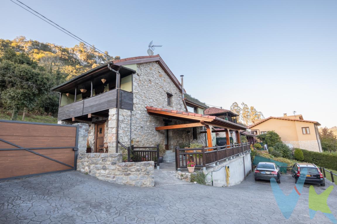 Os presentamos ésta elegante y espaciosa casa de piedra en el concejo de Oviedo, a tan sólo 15 minutos del centro de la capital. Esta impresionante casa construida en el año 1880 y completamente rehabilitada, es el refugio perfecto para quienes buscan comodidad y belleza en un entorno natural. Con un diseño que respeta la tradición y ofrece todas las comodidades modernas, ésta propiedad es ideal para familias o aquellos que desean disfrutar de la tranquilidad de la montaña. Características Principales: - Dormitorios:  4 amplios dormitorios, perfectos para descansar y disfrutar de la paz del entorno. - Baños: 2 baños completos, uno en la planta baja y otro en la primera planta, diseñados con acabados de calidad. - Superficie: Emplazada en una finca cerrada de 600 m², ofrece espacio suficiente para disfrutar del aire libre, poner una piscina o incluso hacer un huerto propio y disfrutar de la comida ecológica. Dispone también de un aparcamiento exterior cerrado para varios coches.La casa consta de dos plantas y bajo cubierta - Planta Baja: Al entrar, serás recibido por una acogedora y amplia cocina con office, que se conecta a un gran salón con chimenea, ideal para las noches de invierno. También encontrarás un baño grande y un práctico cuarto de lavado. Desde ésta planta, concretamente desde la cocina, accedes a un precioso porche o terraza, donde podrás disfrutar de comidas con amigos o simplemente relajarte mientras disfrutas de impresionantes vistas a la montaña. - Primera Planta: En esta planta, se encuentran los 4 dormitorios, todos con suficiente espacio y luz natural. Además, hay un baño completo y acceso a una galería o balcón, perfecto para disfrutar de las vistas y el aire fresco. - Bajo cubierta: La casa cuenta con un desván que ofrece un espacio adicional para almacenamiento, manteniendo tu hogar organizado y libre de desorden. Ubicación y Comodidades: El inmueble también cuenta con una caseta de aperos o trastero, una ventaja puesto que ofrece espacio adicional para almacenar pertenencias, adecuándose a todas las necesidades de almacenaje.La propiedad está situada en una ubicación privilegiada, con una parada de autobús urbano casi al lado de la casa, facilitando el acceso a servicios y actividades en la zona. A solo unos kilómetros, encontrarás Las Caldas, famoso por su balneario y su campo de golf, lo que añade un atractivo adicional a esta maravillosa casa.La zona ofrece diversas rutas de senderismo, como por ejemplo la famosa ruta del Fuso de La Reina, que la puedes coger a tan sólo 300 m de la casa.La localización de esta casa en Oviedo es ideal no solo por su cercanía a servicios esenciales como supermercados, colegios y centros de salud, sino también por su proximidad a las áreas culturales de la ciudad, ofreciendo a sus habitantes una vida urbana cómoda y enriquecedora.Esta casa de piedra es una oportunidad única para vivir en un entorno natural sin renunciar a la comodidad. ¡No dudes en contactarme para más información o para programar una visita!    