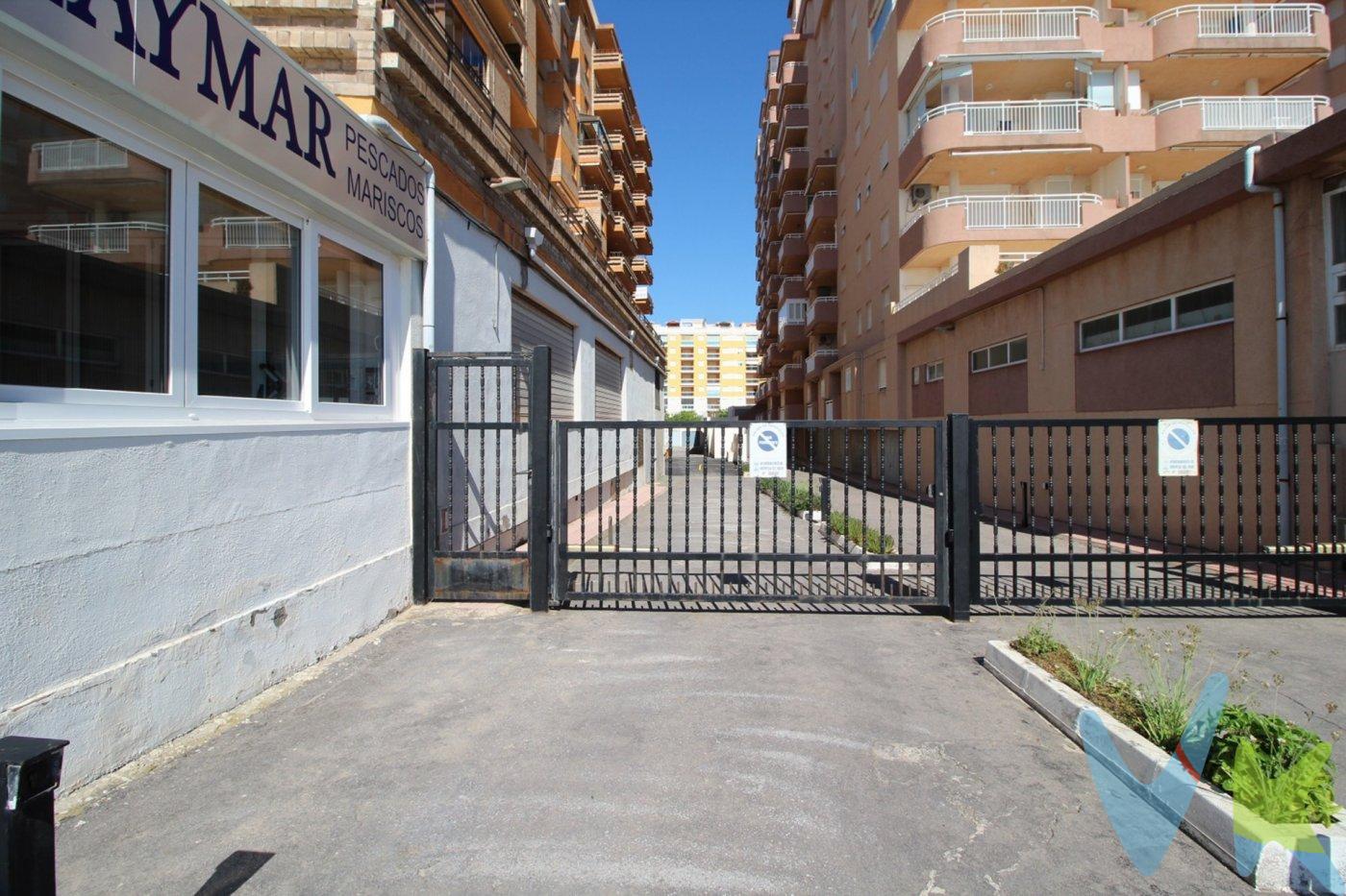 Ref. 1745_ ¿Te preocupa no encontrar aparcamiento en verano? Tenemos para ti la solución con este práctico parking en superficie, en el edificio Solymar a tan sólo 50 metros de la Playa Morro de Gos en Oropesa del Mar (Castellón). Tiene una superficie de 9 m2 construidos, con amplias zonas de acceso.  .  Ubicación estratégica a pocos metros del Paseo Martítimo de Morro de Gos, así como de la gran variedad de restaurantes y comercios a pie de playa.  .  PARKING CERTIFICADO: LE GARANTIZAMOS LA COMPRA DE SU INMUEBLE CON TODAS LAS GARANTÍAS JURÍDICAS.  .  El precio de venta NO INCLUYE Impuestos (I. V.A. o I.T.P), gastos de Notaría, gastos de Registro de la Propiedad, gastos de tramitación de Escrituras ni gastos de financiación (si se precisa). Consulte Honorarios Profesionales de Agencia Inmobiliaria.