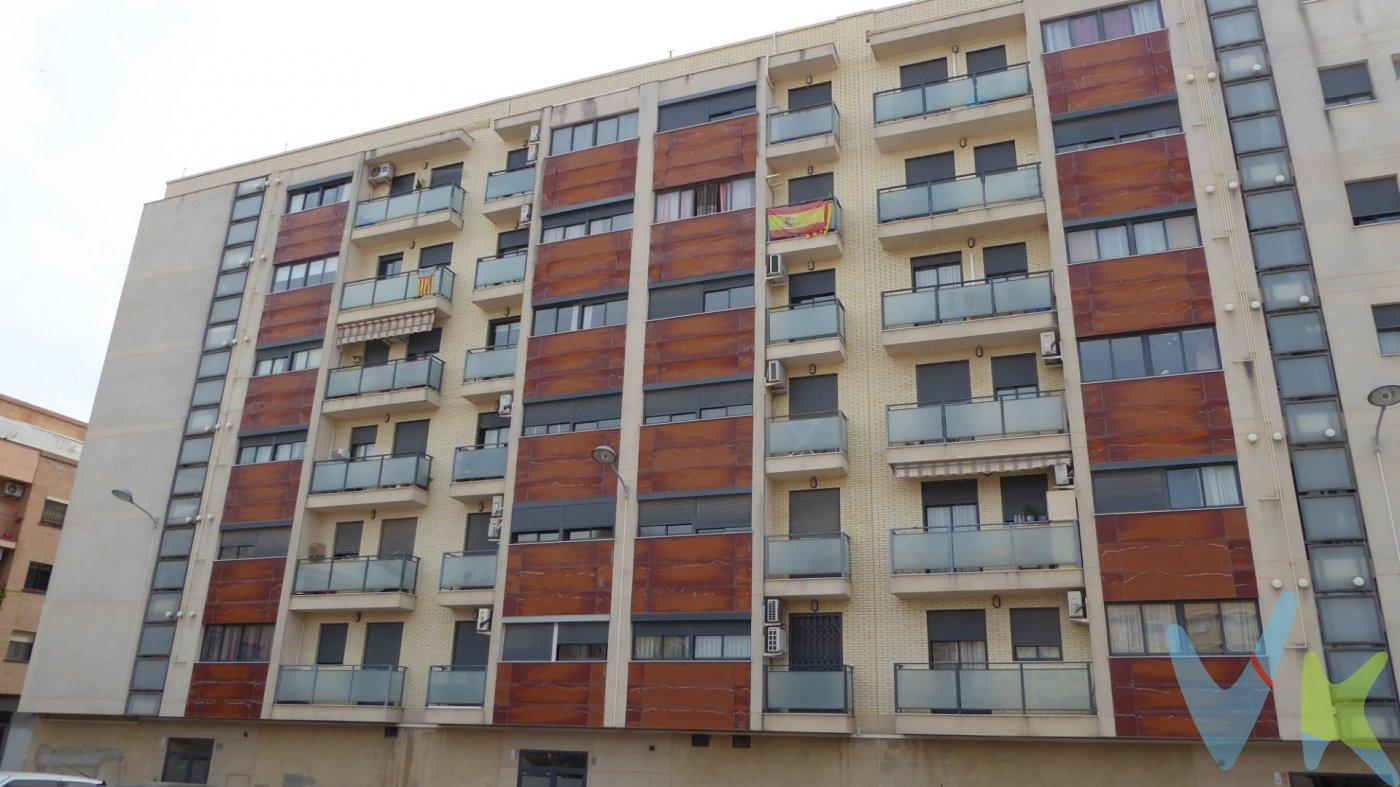 Vivienda de Protección Oficial. Será necesario cumplir con los requisitos que la normativa establece para poder comprar este tipo de viviendas. Consúltanos. Porque estás cansado de vivir con tus padres, porque necesitas tu propio espacio, o simplemente ha llegado el momento de llevar vuestra relación al siguiente nivel, presta atención a esta vivienda.  . Se trata de una vivienda seminueva, de reciente construcción, con todas las calidades y comodidades que necesitamos hoy en día. Cuenta con 3 dormitorios con armarios empotrados y dos amplios baños, uno de ellos en suite.  . Tiene una distribución muy cómoda. Desde un distribuidor se da paso a cualquier dependencia. Para completar esta maravilla, se incluye una plaza de garaje y trastero en la misma finca.  .  Da el salto y da la bienvenida a la república independiente de tu casa.  .  -------------------.  .  Agencia Registrada con el Nº 5343 en el Registro Obligatorio de Agentes Inmobiliarios de la Comunitat Valenciana, según el DECRETO 98/2022, de 29 de julio, del Consell, por el que se regula el Registro de Agentes de Intermediación Inmobiliaria de la Comunitat Valenciana. La documentación del inmueble ha sido revisada y estimamos que reúne todos los requisitos necesarios para ser comercializado. El precio ofertado no incluye los honorarios de la agencia a cargo del comprador, que ascienden al 4% del precio final del inmueble. El precio ofertado tampoco incluye ni los gastos de notaría y de registro de la propiedad (que están sujetos a aranceles y varían dependiendo del precio de venta), ni los impuestos (que en la Comunidad Valenciana varían dependiendo del precio del inmueble y de las características personales del comprador). Las medidas aquí expuestas han sido obtenidas del Catastro. El anuncio no es vinculante, puede contener errores. ¿Tienes alguna duda? Consúltanos. ***. Los vendedores han confiado en este equipo para gestionar la venta del inmueble de forma exclusiva. Como no puede ser de otra forma, garantizamos un servicio de calidad, actuando en todo momento de forma transparente, ética y profesional. Así pues, se ruega la no interferencia de terceros y, sobre todo, no molestar a los propietarios, a los ocupantes del inmueble o a los vecinos. Muchas gracias por tu comprensión. 