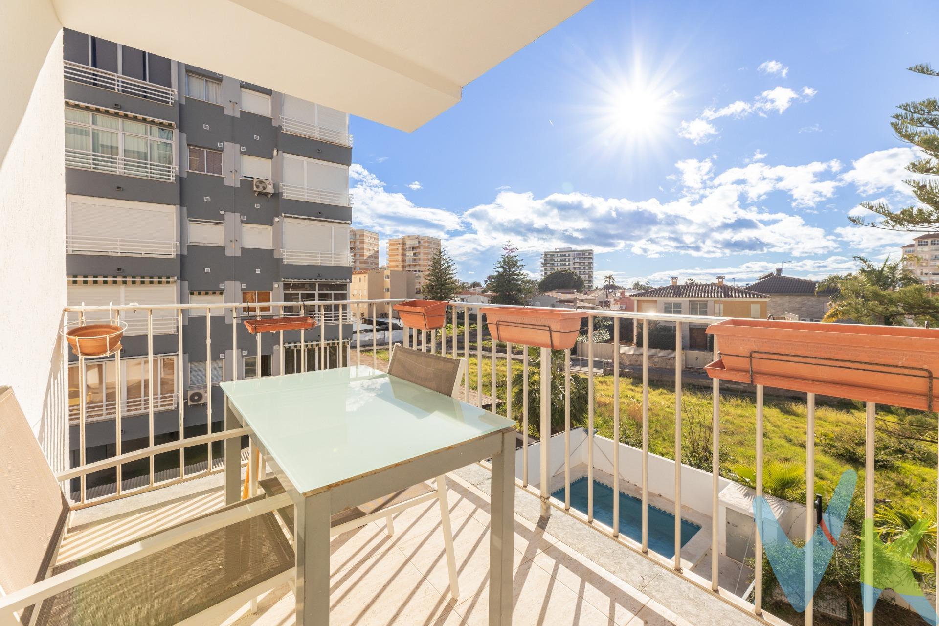 Apartamento con vistas despejadas, orientación ideal para vivir todo el año. Es un segundo con ascensor en un bloque con pocos vecinos por lo que se convierte en una propiedad muy tranquila. A escasos metros de la playa, en una de las zonas más buscadas de Benicassim. Se compone de salon comedor, con terraza, cocina con galería integrada, tres habitaciones, la principal tipo suite y otro baño completo que da servicio al resto de la dependencias de la casa. En el precio se incluye garaje y trastero. Además, la propiedad destaca por unas zonas comunes con jardín y piscina. La descripción y los datos del presente inmueble tienen carácter meramente informativo y en ningún caso contractual. En el precio de la vivienda no están incluidos los honorarios de agencia, gastos de compraventa y/o financiación. . Por mandato expreso del propietario, comercializamos este inmueble en exclusiva compartida, lo que garantiza un servicio de calidad, un trato fácil y personalizado, una gran difusión en nuestras redes compartidas y sin interferencias de terceros. Por este motivo se ruega no molestar al propietario, a los ocupantes de la propiedad, a los vecinos o conserjes del edificio si los hubiera. Si eres una agencia, llámanos colaboraremos contigo. Muchas gracias.