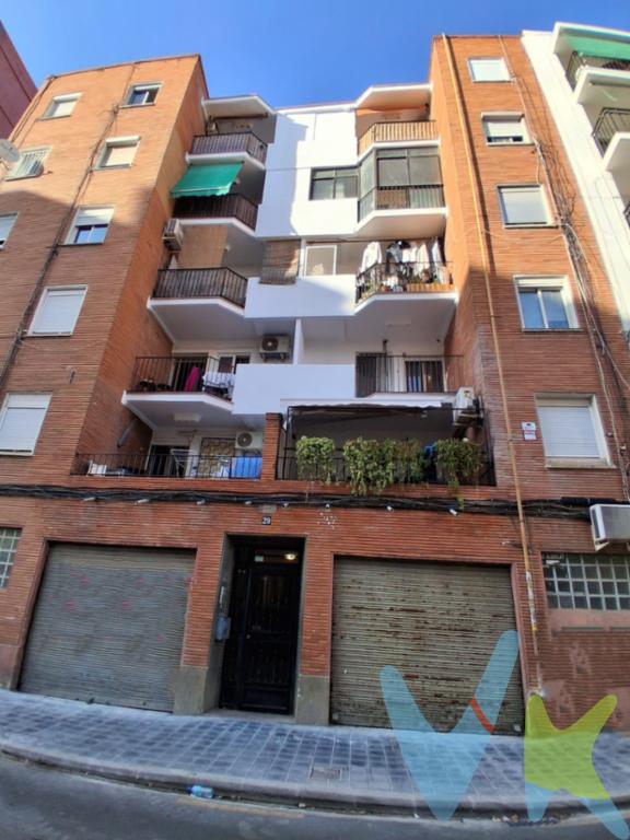En el corazón de Valencia, en la acogedora zona de Camins al Grau - Aiora, se encuentra este piso que busca convertirse en su nuevo hogar. A un paso del parque de Ayora y a escasos metros de la Avenida del Puerto, este inmueble es una oportunidad inigualable para quienes desean vivir en una ubicación estratégica con todos los servicios al alcance de la mano.La cercanía al metro (L5-L7) y a diversas líneas de autobús facilita la movilidad hacia cualquier punto de Valencia, convirtiéndose en un gran punto a favor para aquellos que necesitan desplazarse diariamente por la ciudad. La luminosidad y ventilación cruzada es, sin duda, uno de los principales atractivos de esta vivienda. Su ubicación en una cuarta altura, junto con la ausencia de edificaciones altas en su entorno, favorece una excelente entrada de luz natural durante gran parte del día. Todas las estancias disponen de ventilación natural.La vivienda dispone de cocina independiente, baño, salón-comedor y tres habitaciones, distribuidas de manera funcional y sin apenas pasillo, lo que permite optimizar al máximo la superficie disponible y aprovechar cada metro cuadrado.Este inmueble es ideal tanto para familias que buscan un nuevo lugar donde crecer, como para inversores que desean una propiedad en una zona con alta demanda. La combinación de características y ubicación hacen de este piso una propiedad con un gran potencial y un encanto especial.No pierda la oportunidad de convertir este piso en su hogar ideal, venga a conocerlo y déjese enamorar por la calidez de sus espacios y la vida que lo rodea. Se sorprenderá de cómo esta vivienda puede satisfacer sus expectativas y necesidades de vida en una de las zonas más atractivas de la ciudad.----Agencia Registrada con el Nº 2960 en el Registro Obligatorio de Agentes Inmobiliarios de la Comunitat Valenciana, según el DECRETO 98/2022, de 29 de julio, del Consell, por el que se regula el Registro de Agentes de Intermediación Inmobiliaria de la Comunitat Valenciana.La documentación del inmueble ha sido revisada y estimamos que reúne todos los requisitos necesarios para ser comercializado.El precio del inmueble no incluye los honorarios de la agencia que ascienden a un 4% + IVA, ni los gastos de notaría y registro de la propiedad (que están sujetos a aranceles y varían dependiendo del precio de escrituración), ni los impuestos (que en la Comunitat Valenciana varían dependiendo del precio del inmueble y de las características personales del comprador). Si tramita la inscripción una gestoría, deberá abonar sus honorarios más iva ( en este caso suele oscilar entre los 250EUR y los 400EUR + iva).Las medidas aquí expuestas han sido obtenidas del Catastro.El anuncio no es vinculante, puede contener errores.¿Tienes alguna duda? Consúltanos.***Los vendedores han confiado en este equipo para gestionar la venta del inmueble de forma exclusiva. Como no puede ser de otra forma, garantizamos un servicio de calidad, actuando en todo momento de forma transparente, ética y profesional. Así pues, se ruega la no interferencia de terceros, y sobre todo, no molestar a los propietarios, a los ocupantes del inmueble o a los vecinos. Muchas gracias por tu comprensión. 