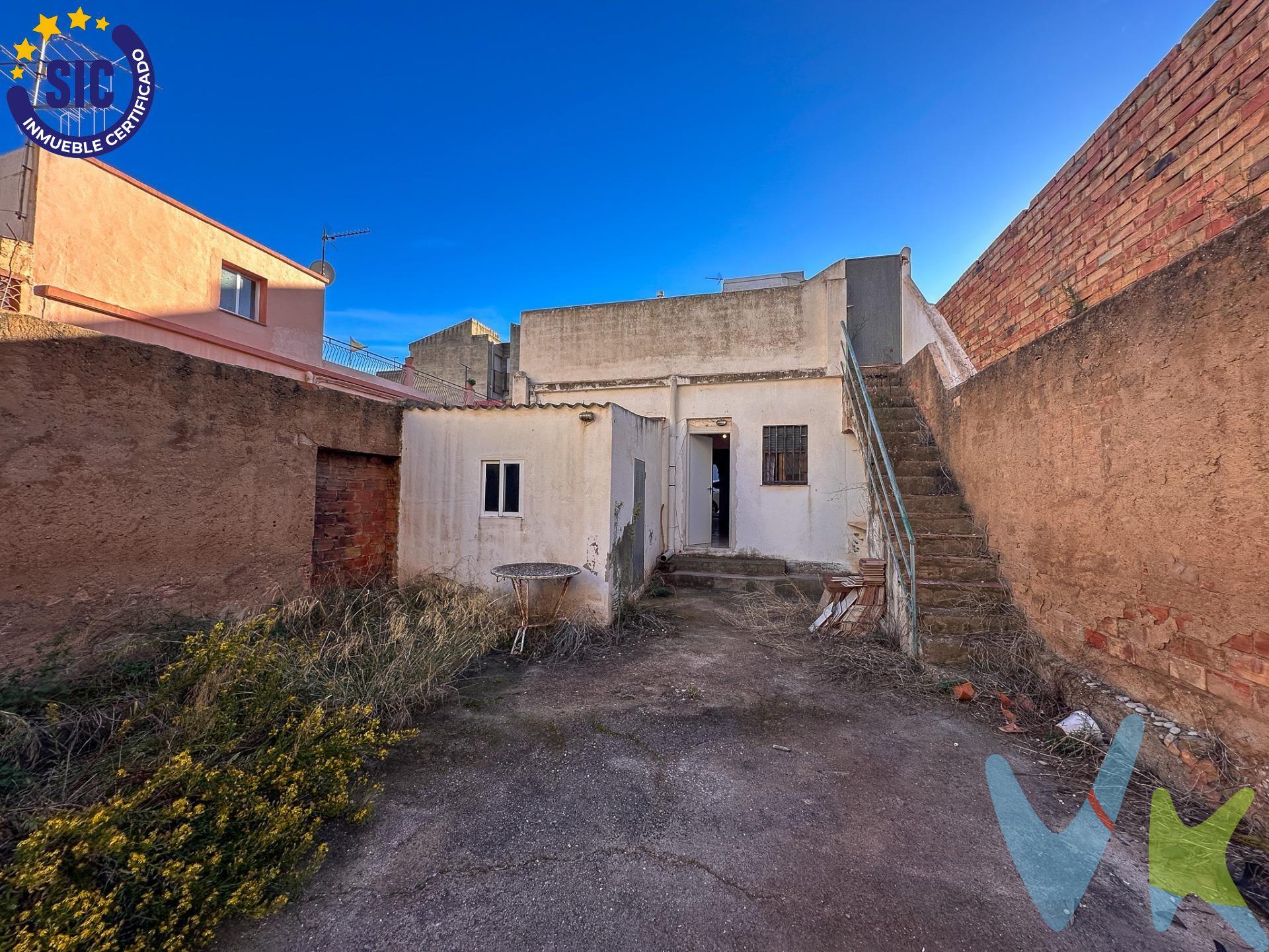 Descubre esta encantadora casa esquinera, idealmente situada en la parte alta de Alcora. Esta vivienda de una sola planta cuenta con un acogedor comedor-salón y una cocina completamente equipada que incluye despensa-almacén. La propiedad ofrece dos habitaciones dobles y una simple, todas equipadas con armarios empotrados, además de un baño completo que brinda comodidad adicional. En el exterior, disfrutarás de un impresionante patio trasero de aproximadamente 78 m2  donde podrás crear tu propio jardín y zona chill-out, también dispone  de una zona destinada al lavado y un trastero; desde aquí se accede a una gran terraza privada de76m2 perfecta para celebrar reuniones memorables rodeado del encanto rural pero sin alejarte demasiado de las comodidades urbanas. Si encuentras atractivo residir en un entorno tranquilo y natural, a tan solo unos kilómetros del bullicio de la ciudad ,no pierdas la oportunidad de tener tu propio refugio en este hogar listo para entrar a vivir . Este inmueble es en exclusiva, con lo que le facilitamos cualquier información sobre la vivienda. Por este motivo, solicitamos no molesten al propietario, ocupantes de la propiedad, vecinos o conserje de la comunidad. En todos los casos los precios expuestos son más impuestos y gastos derivados de la transmisión del inmueble. 