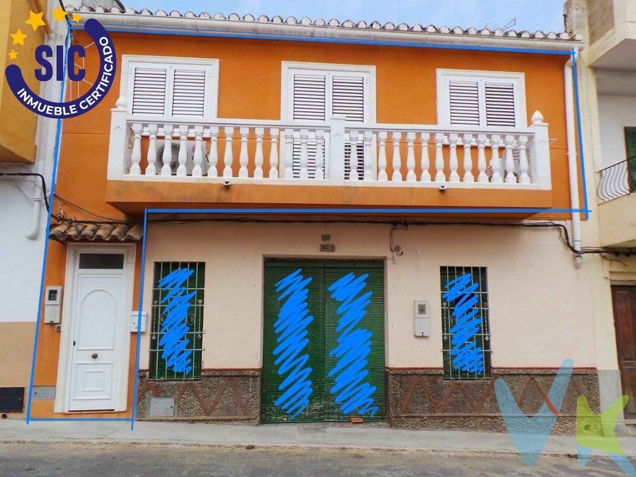 🏡 ENCANTO, CONFORT Y MODERNIDAD EN EL CORAZÓN DE YÁTOVA 🏡. Si buscas una vivienda con carácter, reformada con las mejores calidades y con el encanto de una casa de pueblo, este espectacular piso en la Calle de los Árboles te sorprenderá. A solo 150 metros de tiendas y bares, disfrutarás de la tranquilidad sin renunciar a la comodidad de tener todo a mano. ✨ Totalmente reformado y listo para entrar a vivir Esta vivienda de 86 metros cuadrados, situada en la parte superior de una casa de pueblo con entrada independiente, ha sido renovada por completo con materiales de primera calidad: tarima flotante, ventanas Climalit con mallorquinas, iluminacion led indirecta pre- instalación de hilo musical y detalles en madera  y piedra en las paredes que aportan una calidez única. Además, cuenta con electricidad, fontanería y bajantes completamente nuevos, garantizando confort y tranquilidad a largo plazo. 🌆 Un salón-comedor para disfrutar cada instante Al subir por unas elegantes escaleras, te recibe un amplio y señorial hall de entrada que da paso a un salón-comedor diseñado con mucho gusto. Este espacio cuenta con dos ambientes diferenciados: ✔️ Zona de relax, ideal para ver Netflix en un ambiente acogedor, equipada con aire acondicionado con bomba de calor y un elegante mueble mini bar. ✔️ Zona de comedor con chimenea de leña, perfecta para disfrutar de reuniones inolvidables en invierno. Desde aquí, accedes a un balcón con barandilla de balustre blanco, que da a la fachada principal y ofrece un toque clásico y encantador. 🏢 Cocina americana moderna y funcional La cocina, de estilo americano, está totalmente equipada y cuenta con un espacio de almacenamiento adicional para la leña, combinando perfectamente diseño y funcionalidad. 🛏️ Dos habitaciones dobles y un baño moderno. El piso se completa con dos amplias habitaciones dobles, ideales para el descanso, y un baño moderno con plato de ducha, que aporta un toque de sofisticación y comodidad. 👉 Un hogar único con encanto especial Este piso combina la esencia rústica con todas las comodidades de una reforma actual, ofreciendo un ambiente acogedor y elegante en pleno Yátova. Si buscas un hogar con personalidad, listo para entrar a vivir y en una ubicación privilegiada, este es el tuyo. 📞 ¡Contáctanos y ven a verlo! Puede ser el hogar con el que siempre has soñado. 🏡💟. La descripción del presente inmueble e imágenes tienen mero carácter informativo y en ningún caso carácter contractual, pudiendo ser modificados por la inmobiliaria comercializadora sin que ello implique responsabilidad alguna frente a terceros. En el precio de venta a público, esta propiedad NO incluye los gastos de adquisición (Notario, registro, gestión, honorarios, etc…).