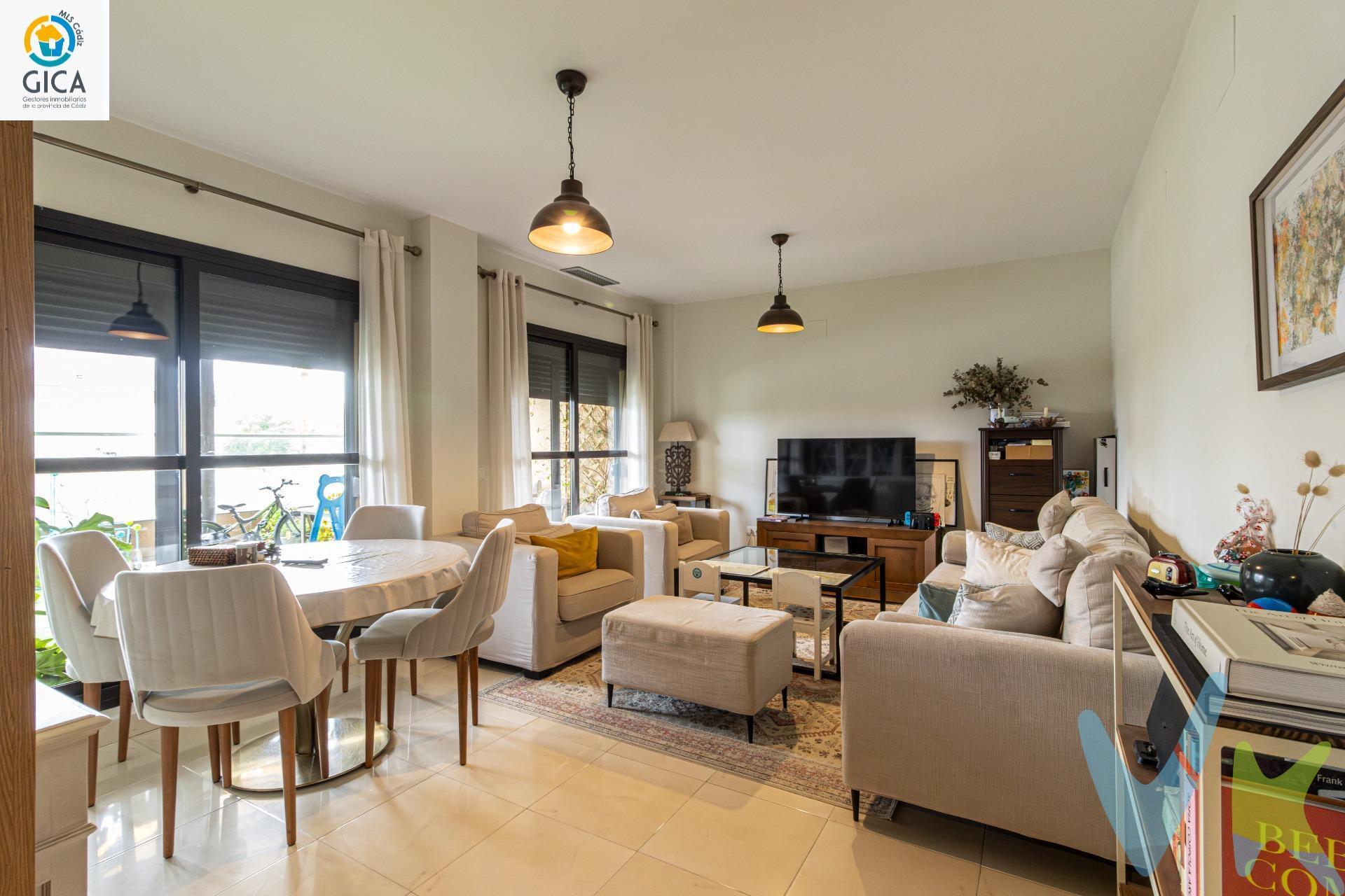 Descubre este encantador piso ubicado en una de las zonas más demandadas de Jerez, cerca del Hipercor. Situado en una urbaniza cerrada, esta propiedad se encuentra lista para entrar a vivir y ofrece un diseño funcional ideal para familias. El inmueble cuenta con 3 amplios dormitorios que garantizan el descanso perfecto; además, dispone de 2 baños completos modernos e iluminados. La amplia cocina está equipada con lavadero adicional, perfecta para tus necesidades diarias. Un fantástico salón destaca por sus 2 ventanales que proporcionan acceso a una preciosa TERRAZA donde podrás disfrutar momentos al aire libre. Con la comodidad de disponer de GARAJE y TRASTERO. Además es importante mencionar su excelente ubicación: rodeado por autobuses cercanos así como diversos centros comerciales y colegios. Aprovecha esta oportunidad única. ¡LLÁMANOS!. Informamos a nuestros clientes de que los gastos de notaría, registro, gestoría, impuestos y los honorarios de la agencia no están incluidos en el precio. A su vez, disponemos del documento informativo abreviado de la propiedad (según decreto 218/2005, del 11 de octubre) y de seguro de caución, para la protección del dinero entregado como señal para la reserva de una vivienda. Por mandato expreso del propietario, comercializamos este inmueble en exclusiva, lo que le garantiza el acceso a toda la información, a un servicio de calidad, un trato fácil, sencillo y sin interferencias de terceros. Por este motivo, se ruega no molestar al propietario, a los ocupantes de la propiedad o a los vecinos. Muchas gracias por su comprensión. 